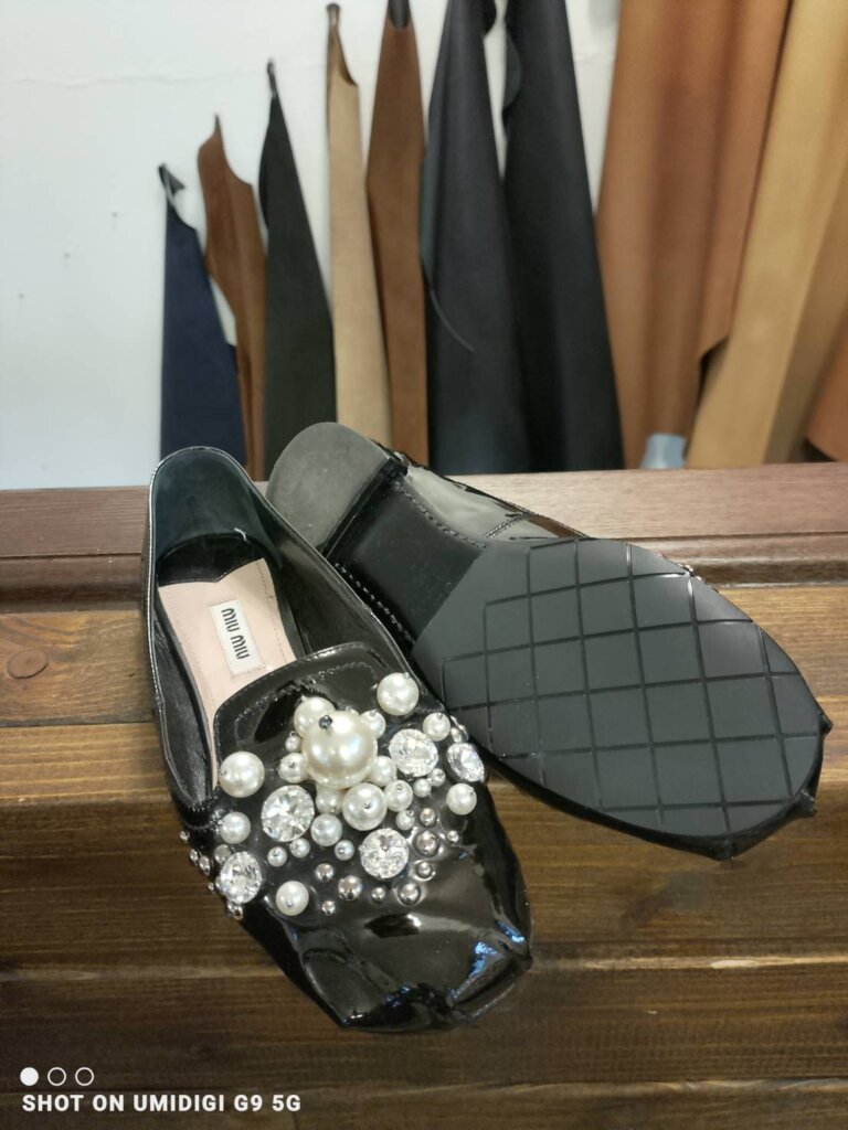 miu miu パンプスの修理後。ビジュー補強とハーフラバー装着により、見た目と耐久性を両立したアフター仕上がり。