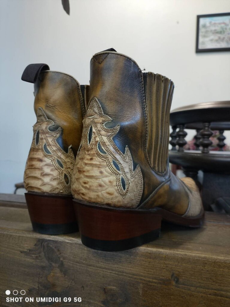 「ウエスタンブーツ（カウボーイブーツ）のかかと交換後のアフター写真。ラバー仕上げによる安定感と強度がしっかり伝わる修理例。」