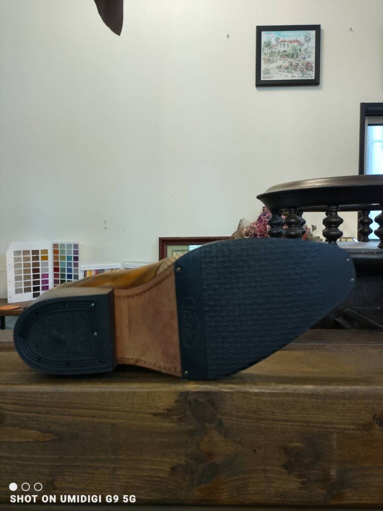 「ウエスタンブーツのレザーソール補修後のアフター写真。革底の補強とハーフラバー施工により耐久性を改善した横浜の修理事例。」