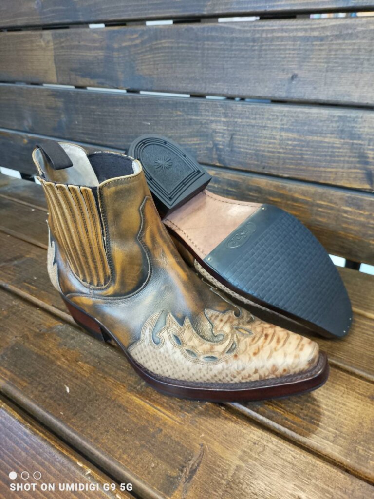 「横浜で施工したウエスタンブーツのかかと交換とハーフラバー補強の仕上がり写真。耐久性が大幅に向上したアフター状態。」