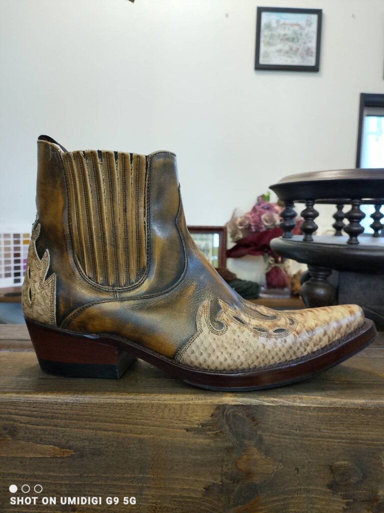 「横浜で施工したウエスタンブーツのヒールリニューアル後の写真。削れたかかとを新品のように再構築した修理実績。」