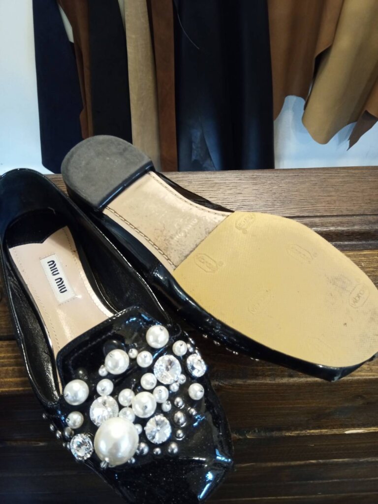 miu miu パンプスの修理前状態。ビジューの緩みとソールの摩耗が同時に確認できるコンディション。
