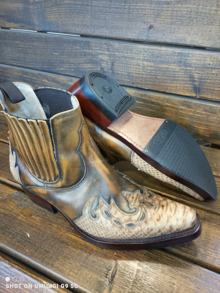 「横浜で修理したウエスタンブーツのソール補強アフター写真。ハーフラバーを全面に貼り耐滑性・耐久性を高めた仕上がり。」