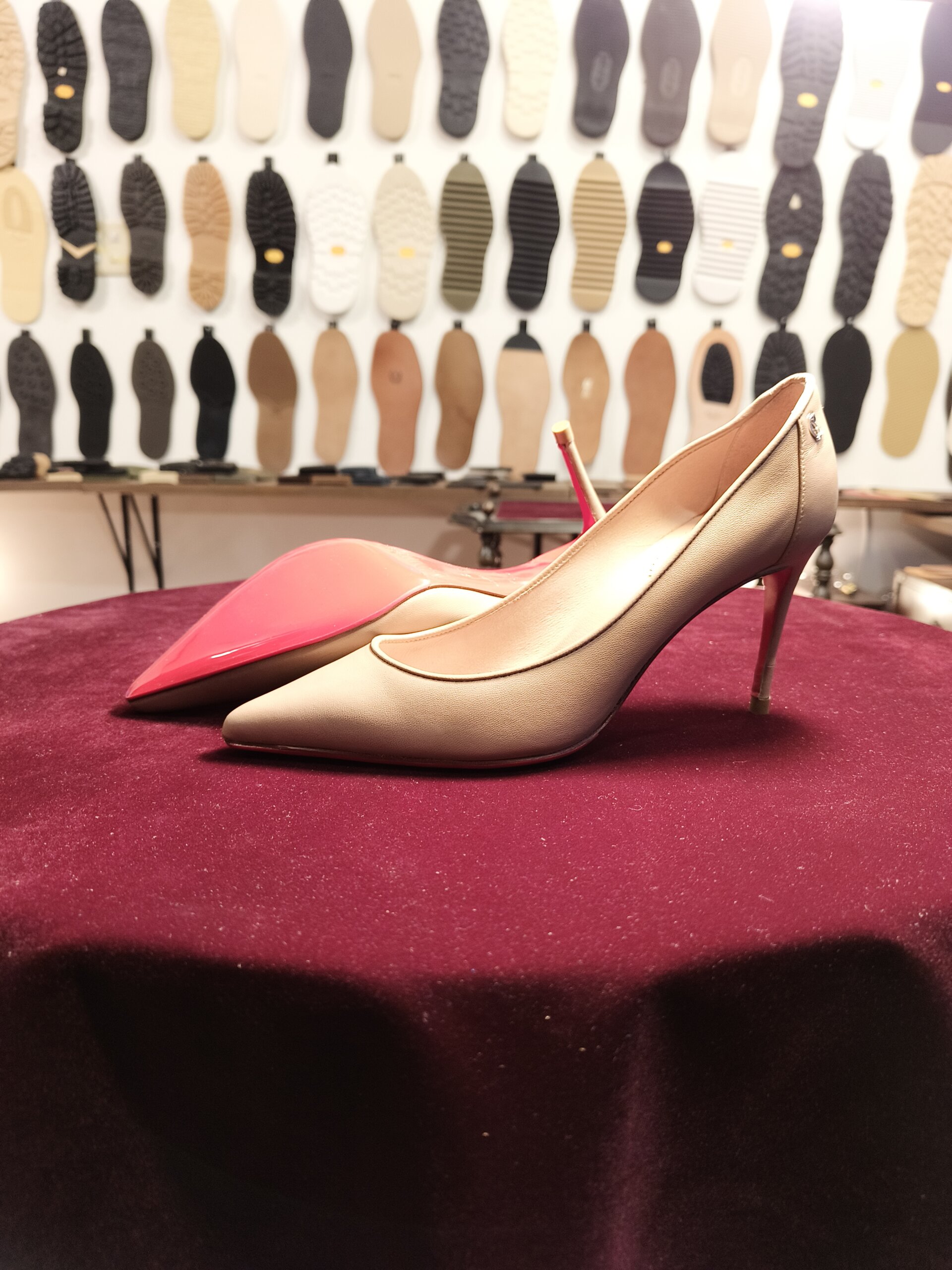 クリスチャンルブタンのパンプスに赤いハーフラバー装着とカラーリングを施した修理事例｜横浜の靴修理専門店Order靴修理修平