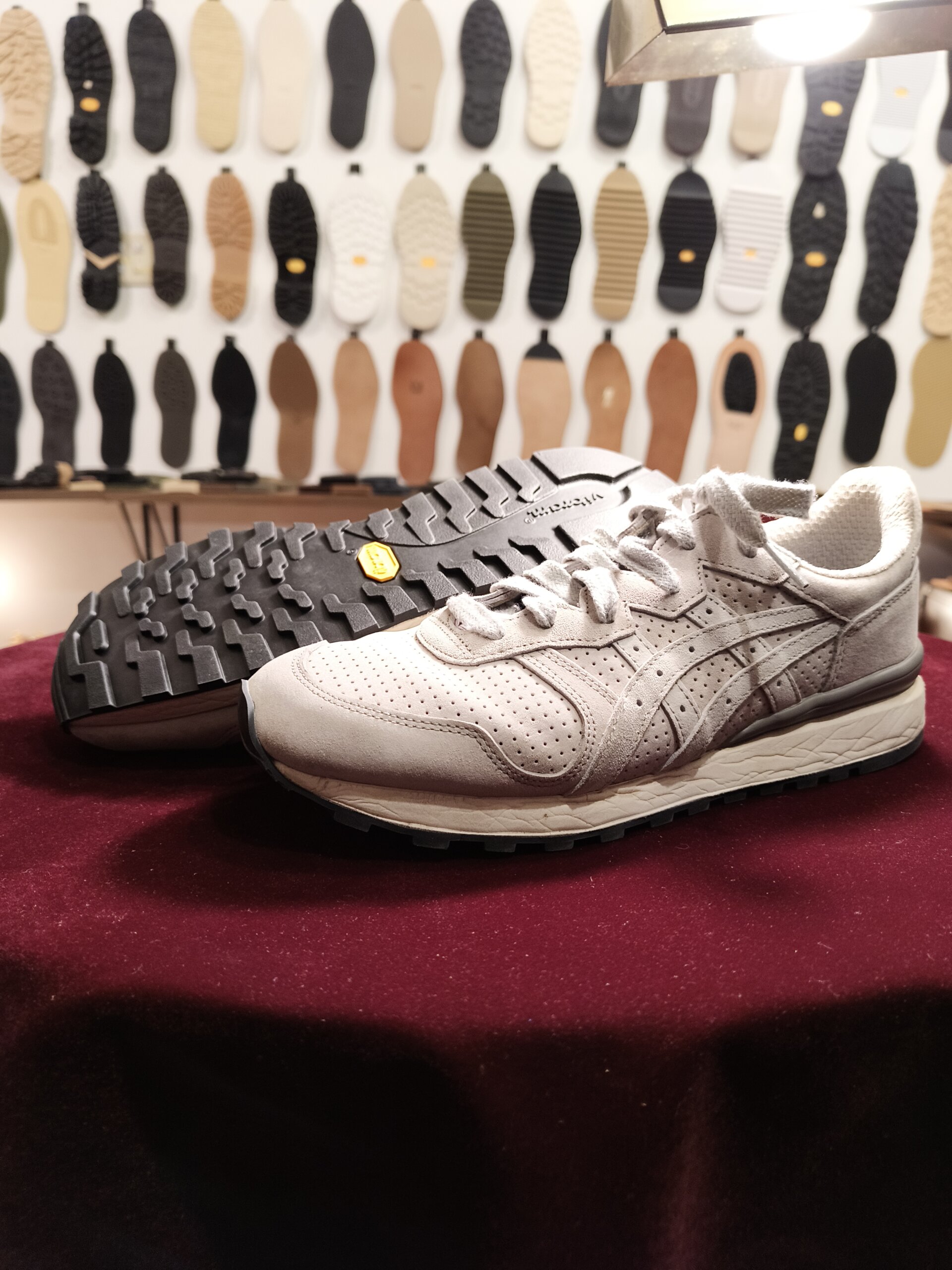 ニューバランスのスニーカーをオールソール修理した施工例。横浜の靴修理専門店Order靴修理修平でソールを全面交換したアフター写真
