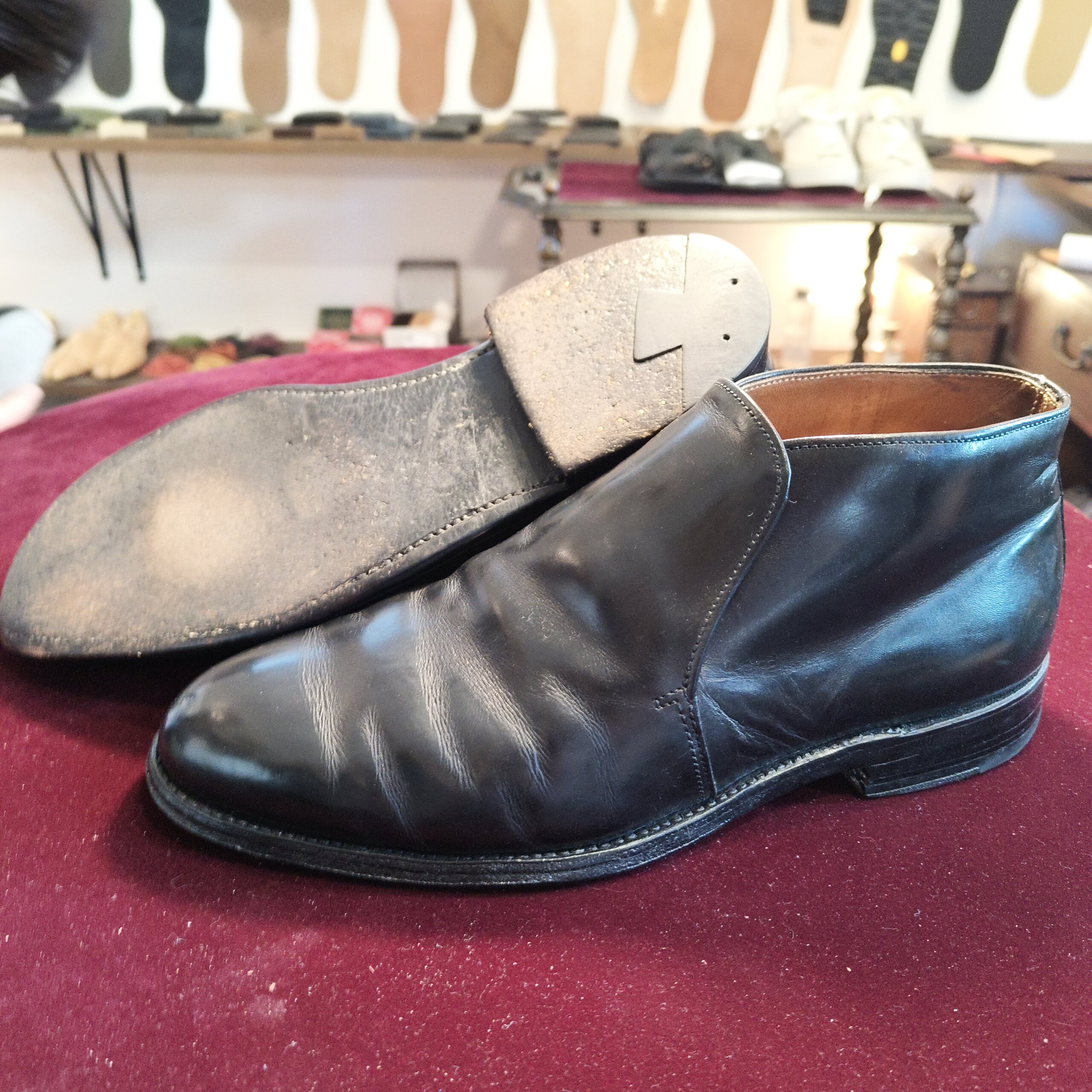 Alden チャッカブーツ 修理前 ソール摩耗と劣化が進行した状態