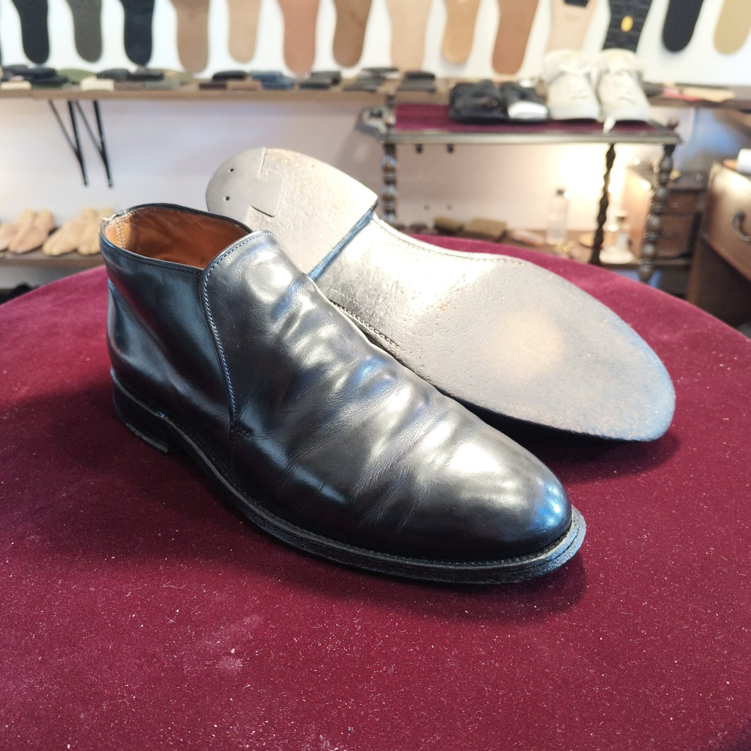 Alden チャッカブーツ 修理前 レザーソール摩耗が見られる状態