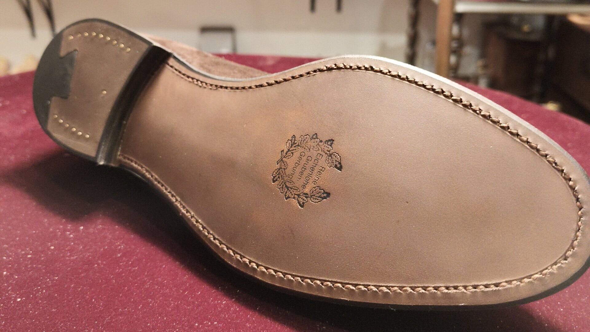 クロケット＆ジョーンズ レザーオールソール修理後 ソール裏の仕上がりと丁寧なコバ処理