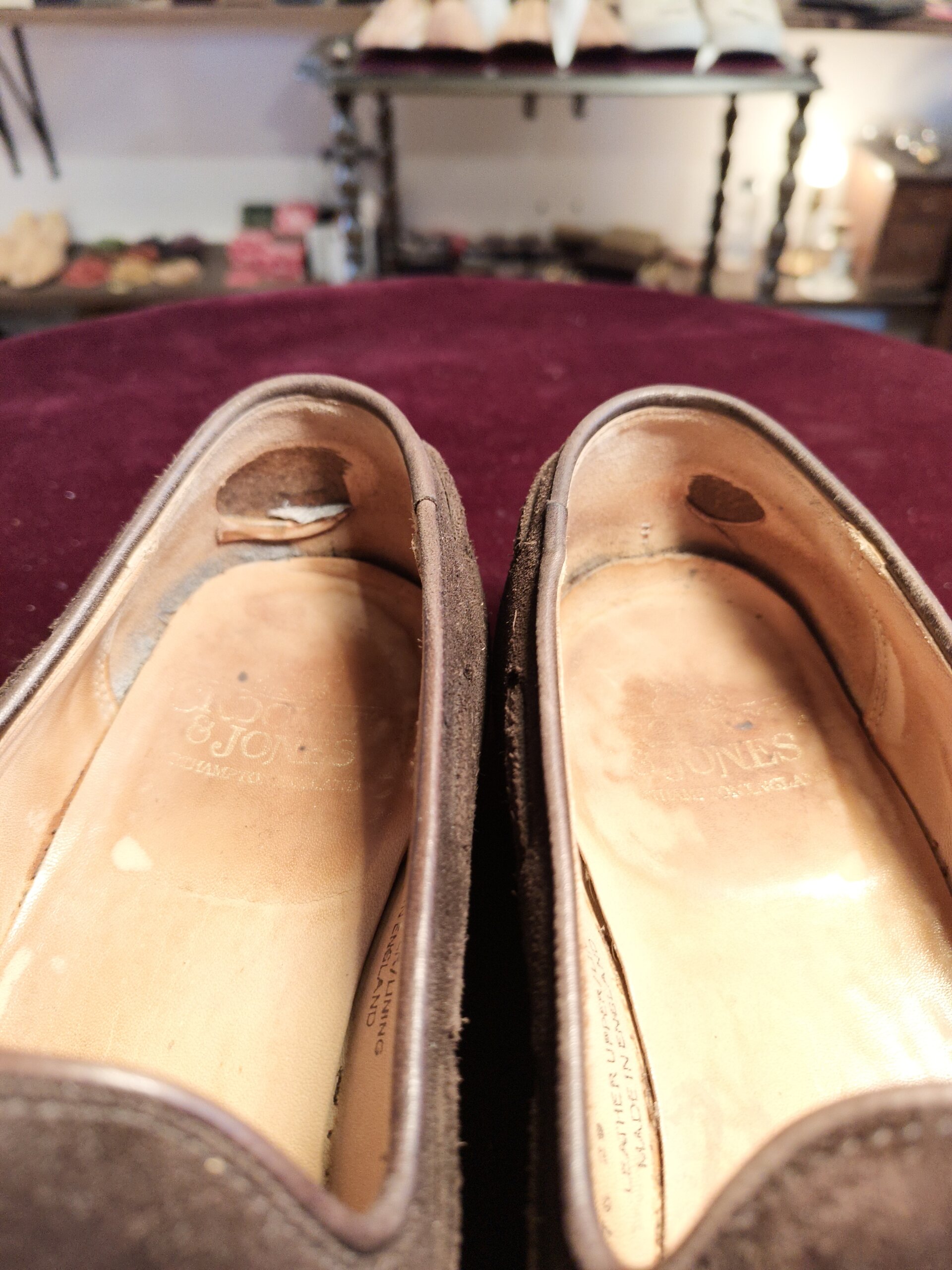 クロケットジョーンズのローファー、かかと内側のカウンターライニングが劣化した修理前の状態