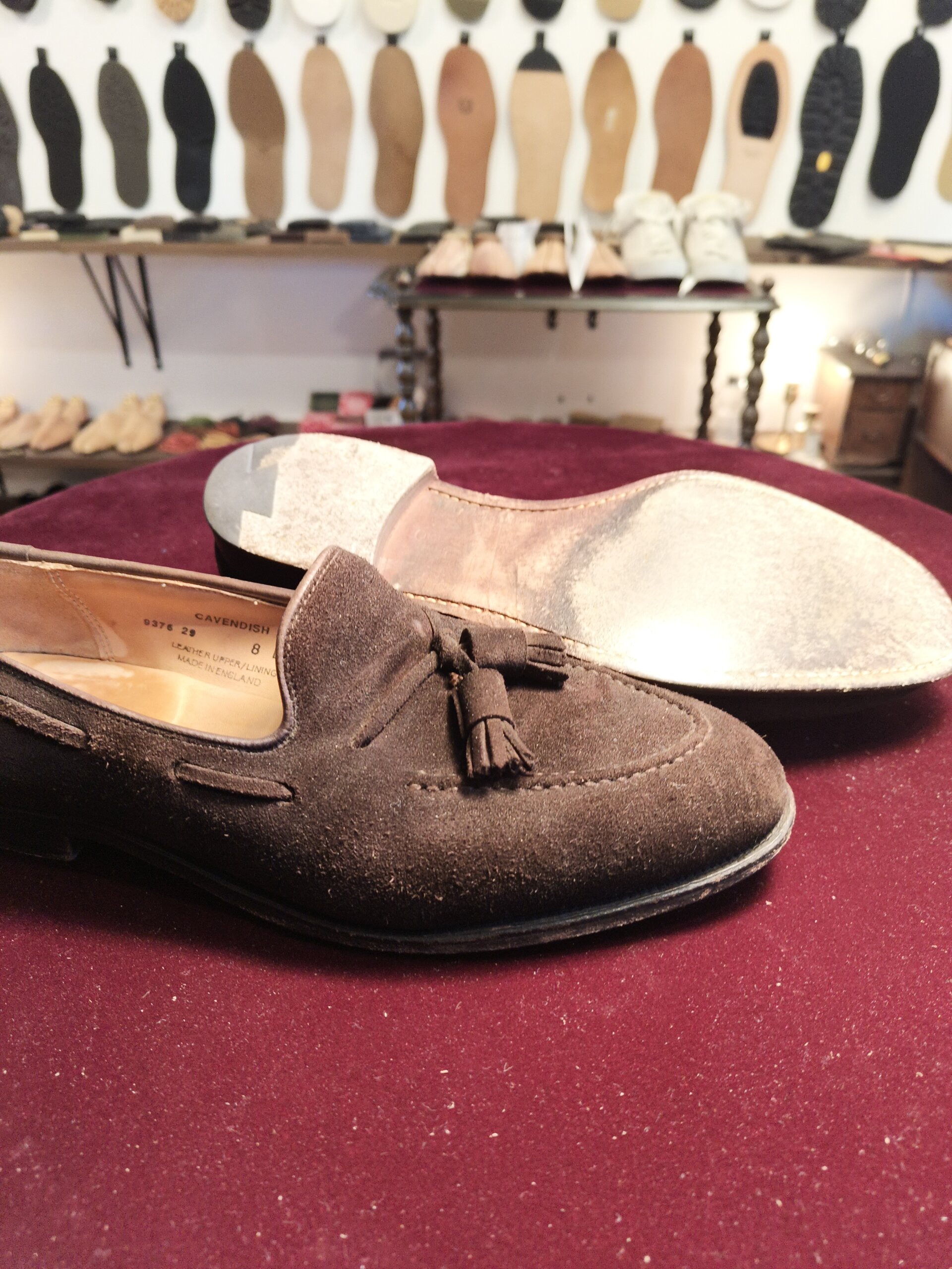 クロケットジョーンズのスエードローファー、ソールと内装にダメージが見られる修理前全体写真