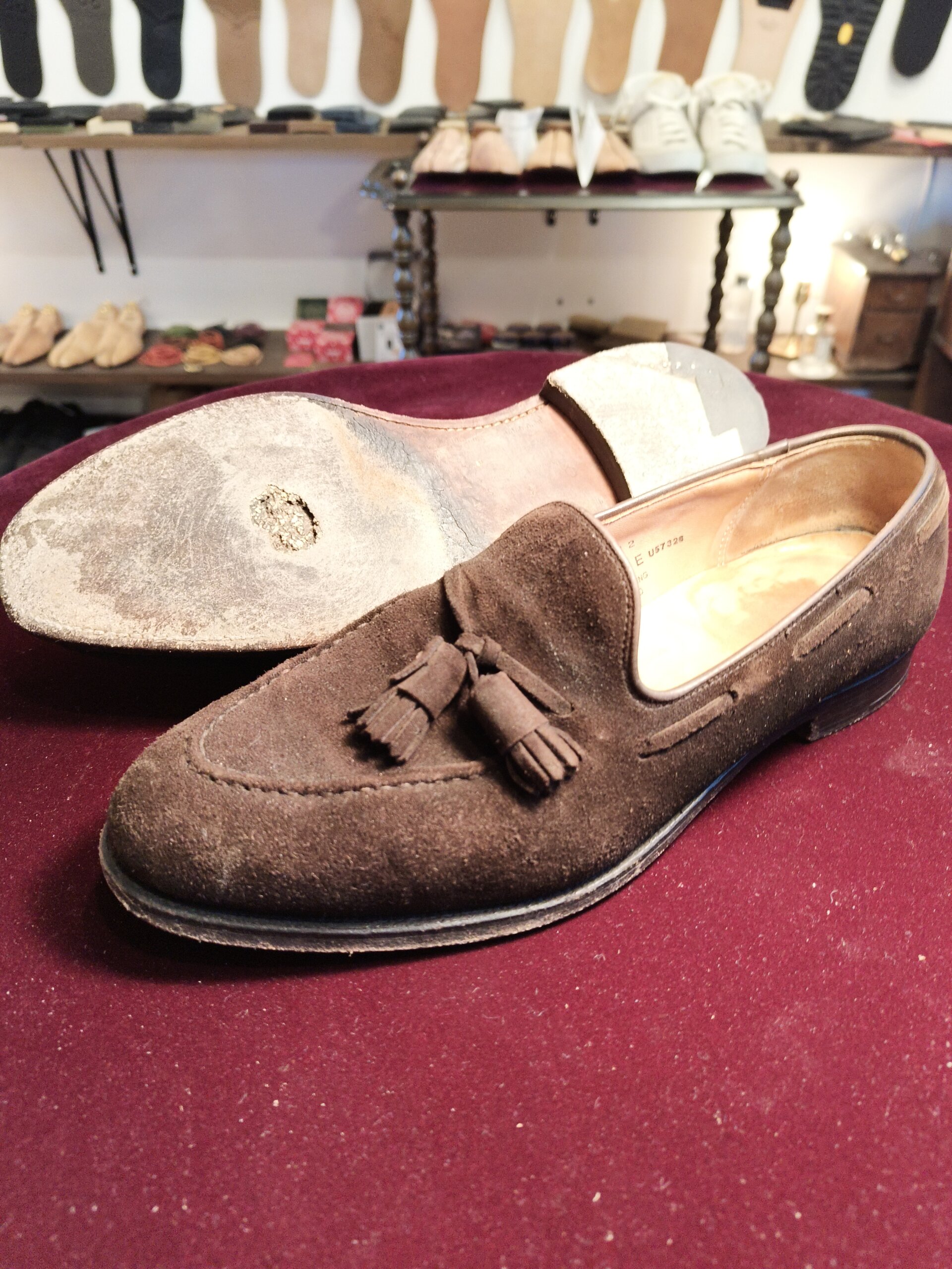 クロケットジョーンズのローファー、レザーソールが摩耗しオールソール修理が必要な修理前の状態