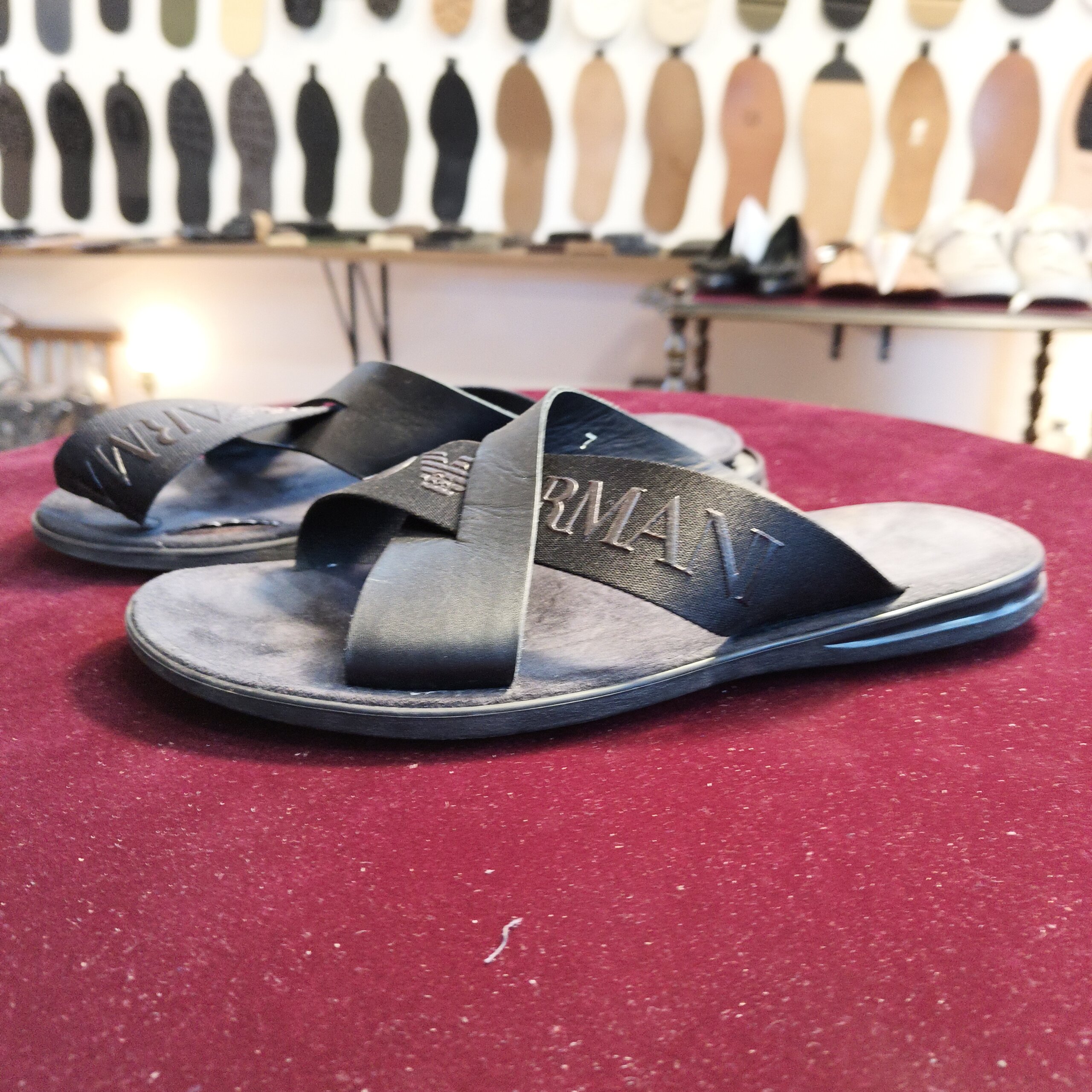 エンポリオ アルマーニサンダルのオールソール修理前の状態。履き面の摩耗と劣化が確認できるビフォー写真