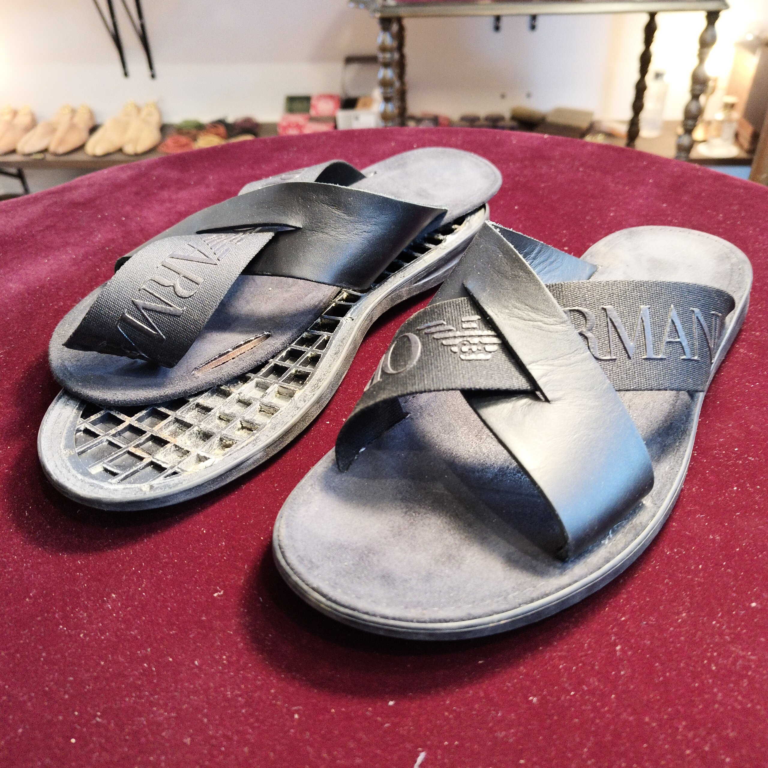 エンポリオ アルマーニのサンダル。オールソール前の状態で、ソールが剥がれ内部構造が露出しているビフォー写真