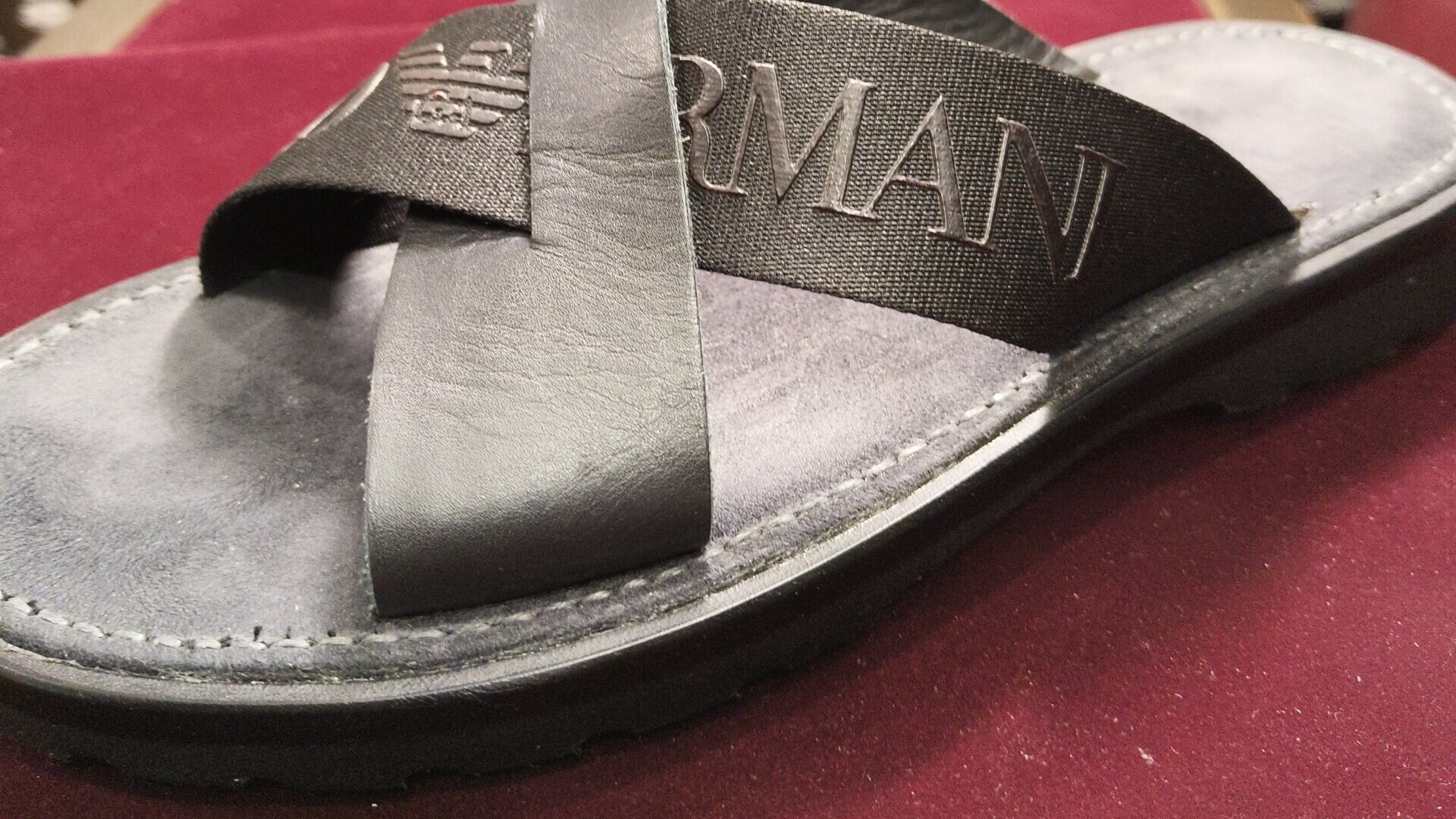 エンポリオ・アルマーニのサンダルをオールソール交換後、全体の仕上がりを確認できるアフター写真