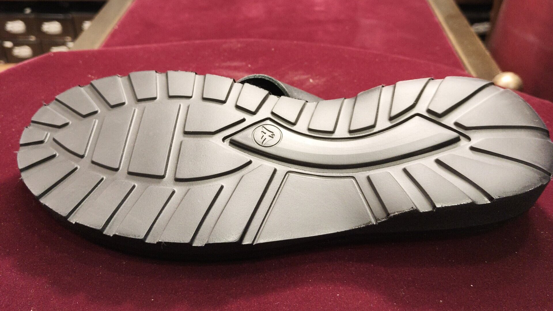 エンポリオ・アルマーニ サンダルの新品ソール装着後、接地面とバランスを写したアフター写真