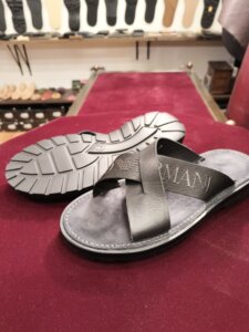 エンポリオ・アルマーニ サンダルのオールソール修理とベルト補強ステッチ施工後のアフター写真