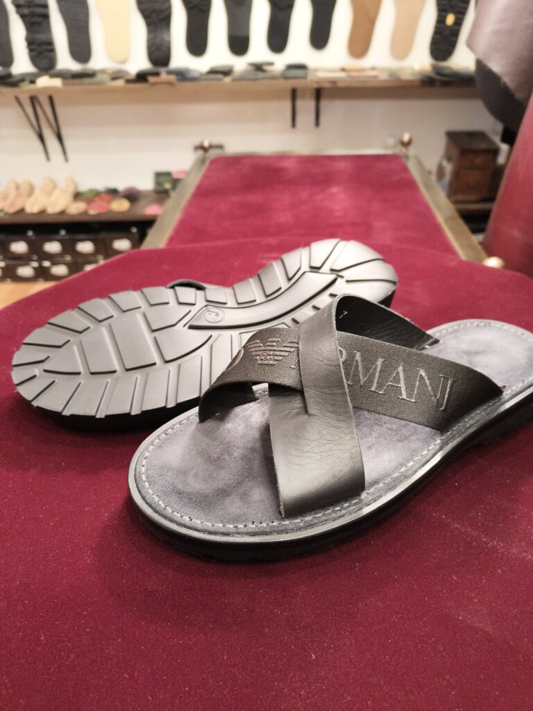 エンポリオ・アルマーニ サンダルのオールソール修理とベルト補強ステッチ施工後のアフター写真