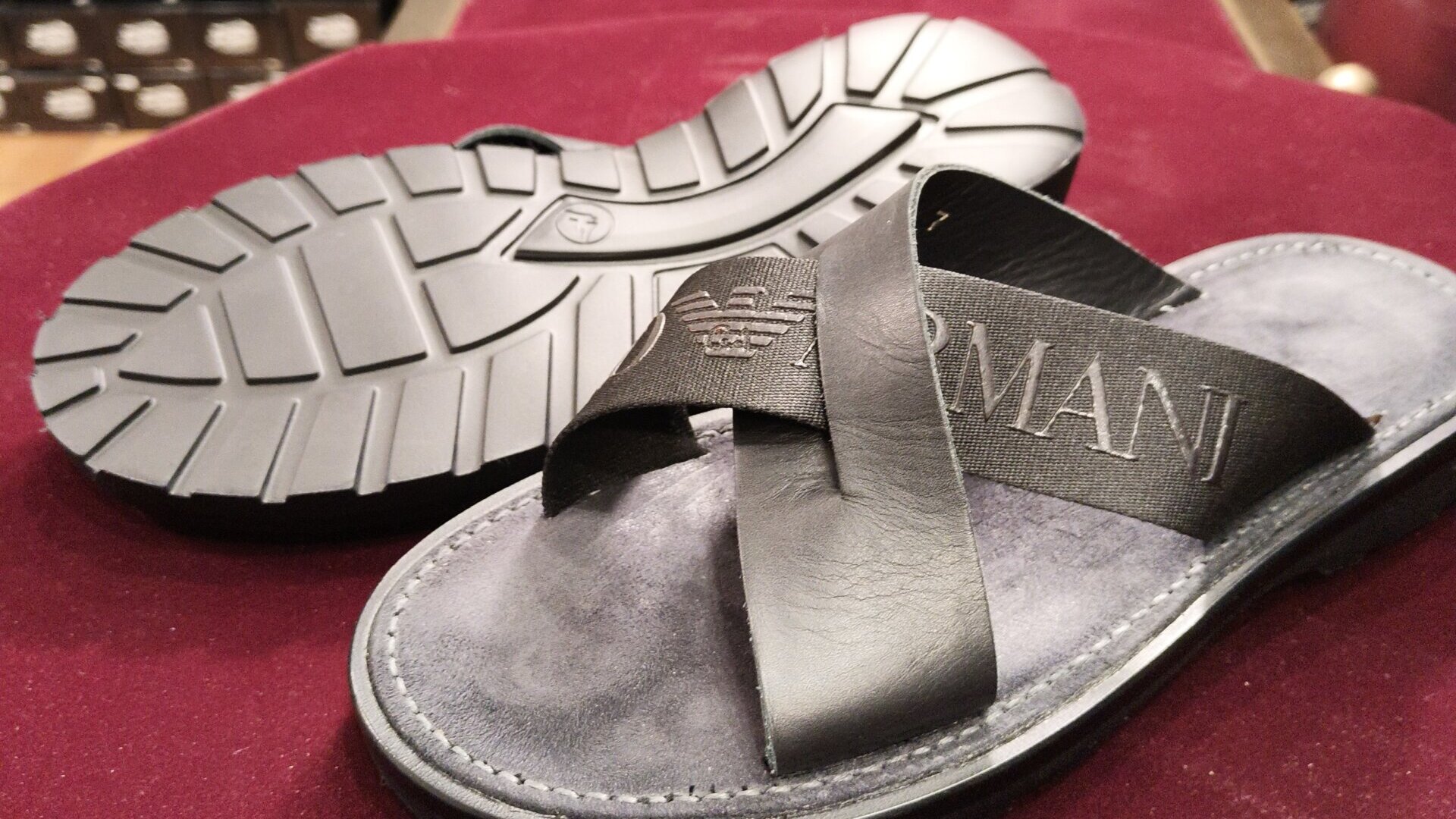 修理完了後のエンポリオ・アルマーニ サンダル、全体のフォルムと質感が分かるアフター写真