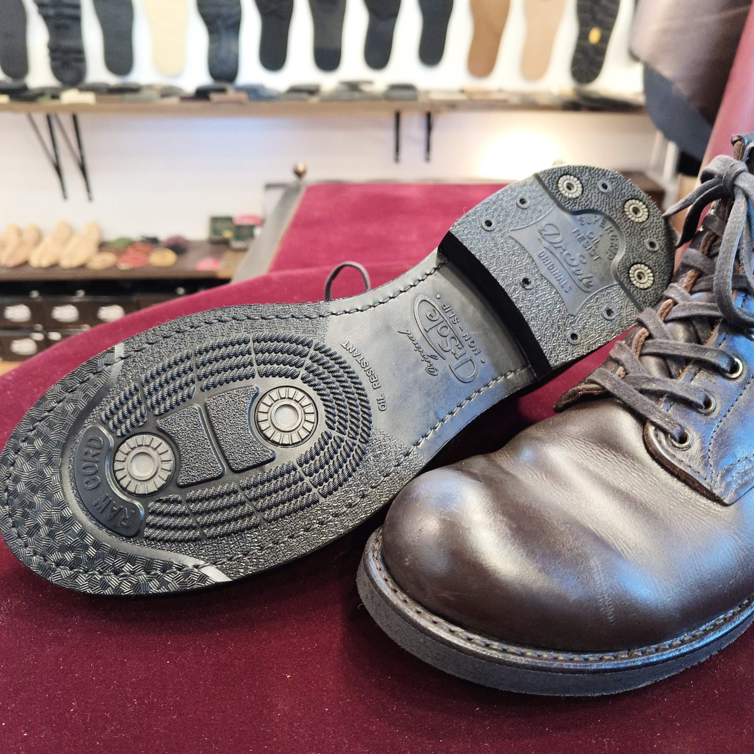 オールソール交換後、安定した接地状態が確認できるレッドウィングブーツの底面