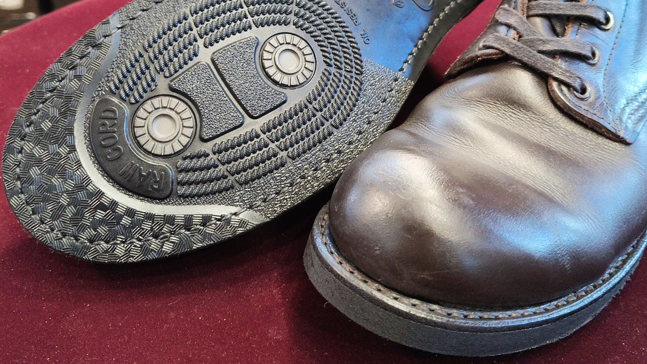 ソール交換と革の状態調整を行ったレッドウィングブーツの仕上がり状態