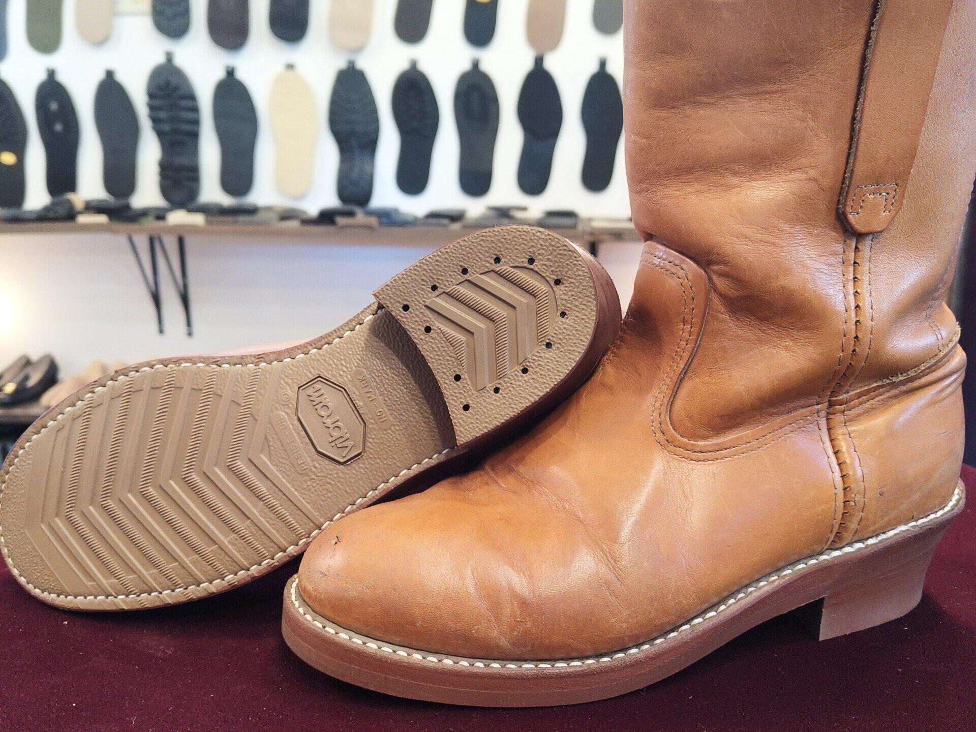 カスタムオールソール施工後のレッドウィング アイリッシュセッター スポーツブーツ全体とアウトソール