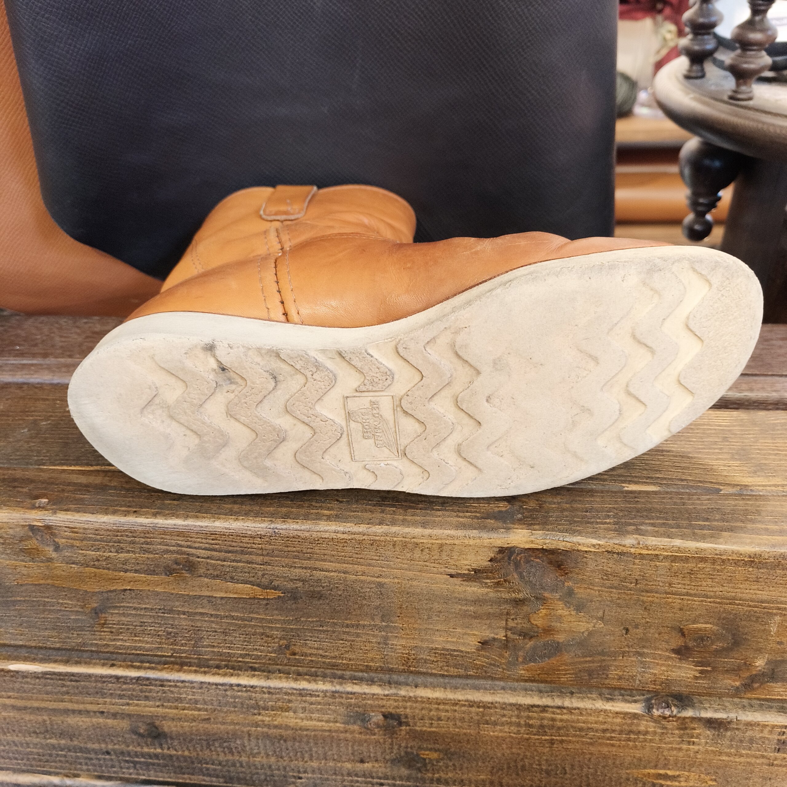 カスタムオールソール施工前のレッドウィング アイリッシュセッター スポーツブーツのソール状態