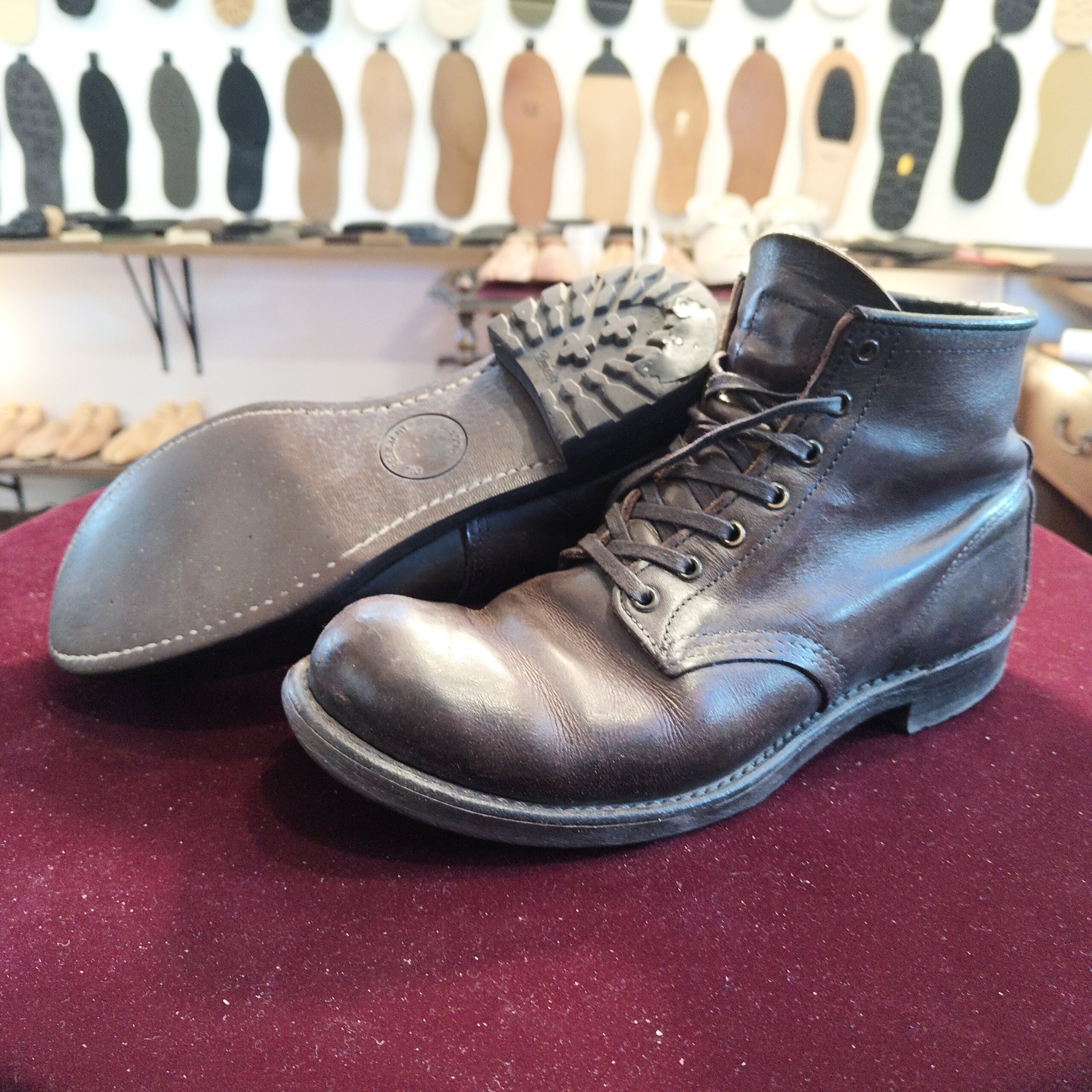 オールソール交換とオイルメンテナンス前のレッドウィングブーツのソール側外観