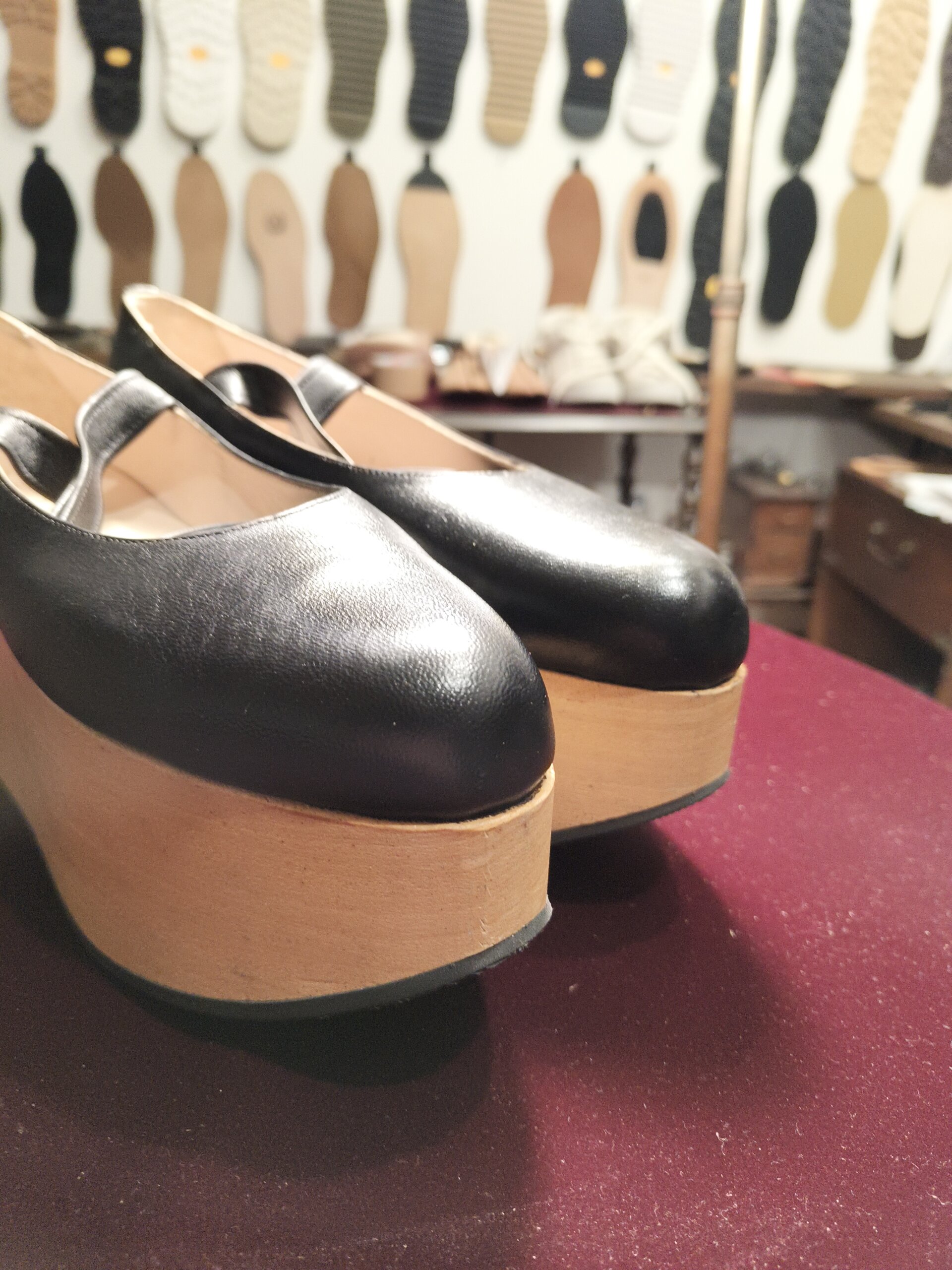 ヴィヴィアンウエストウッド ロッキンホース オールソール修理後 正面仕上がり