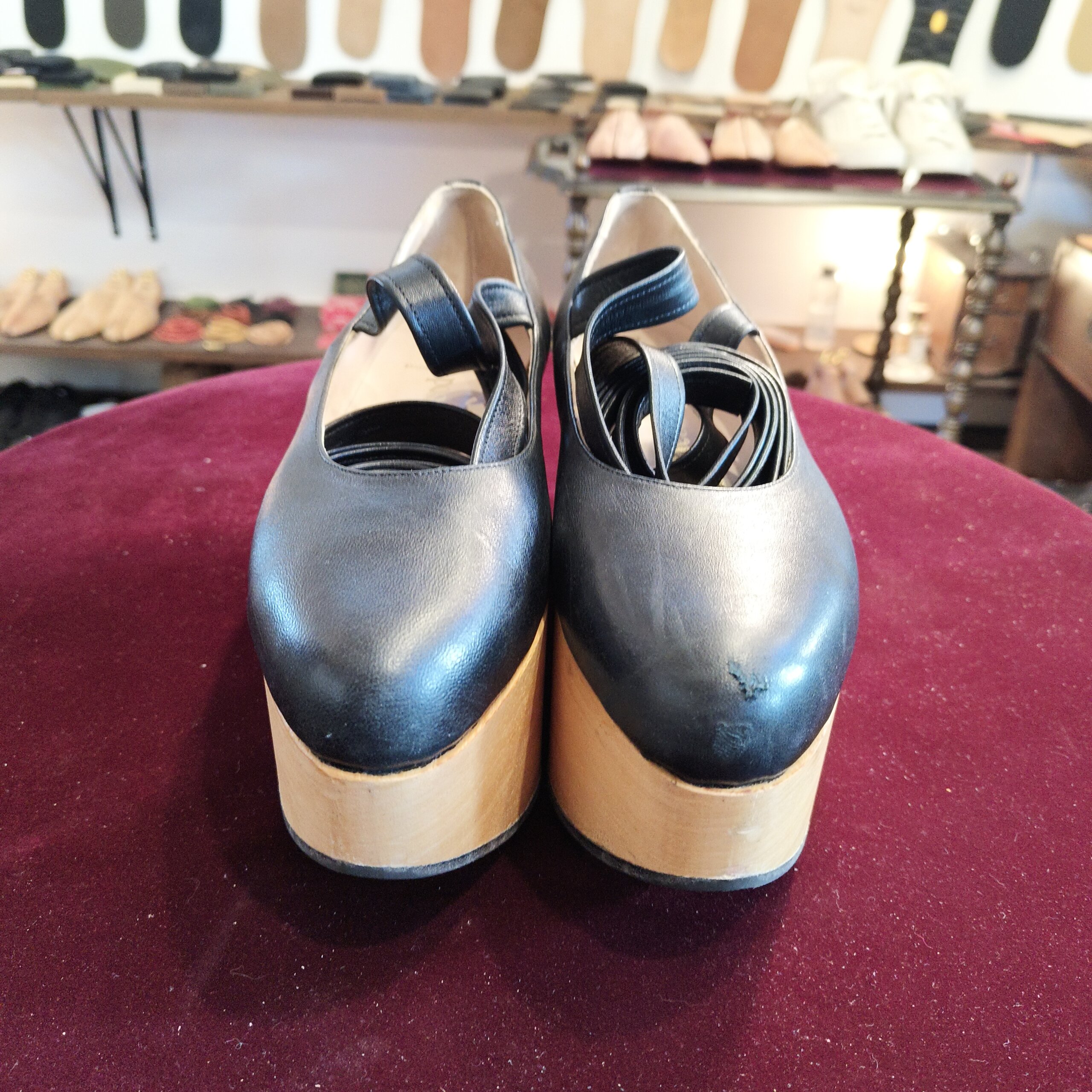 ヴィヴィアンウエストウッド ロッキンホース オールソール前の状態 トゥに傷が見られるレザーアッパー