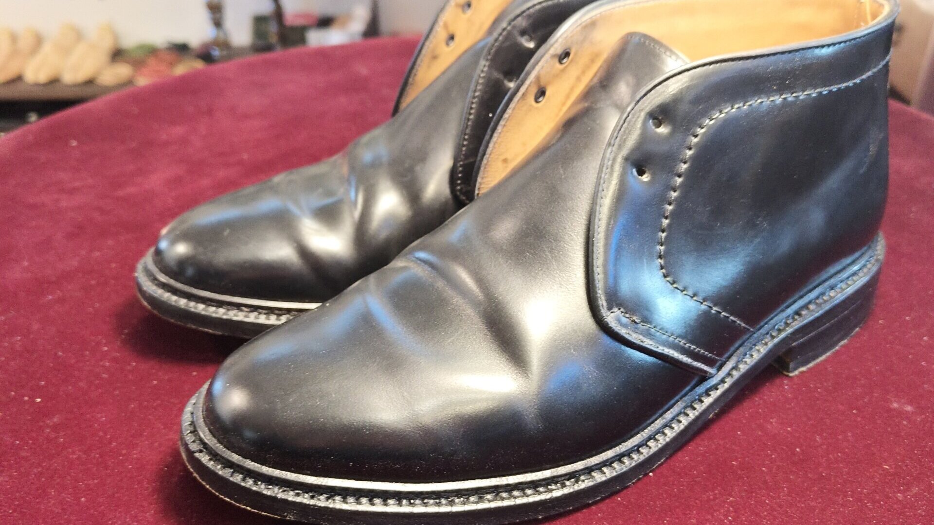 Berwick1707 370 コードバン チャッカブーツ ベロ横裂け修理前の全体写真（横浜 靴修理）
