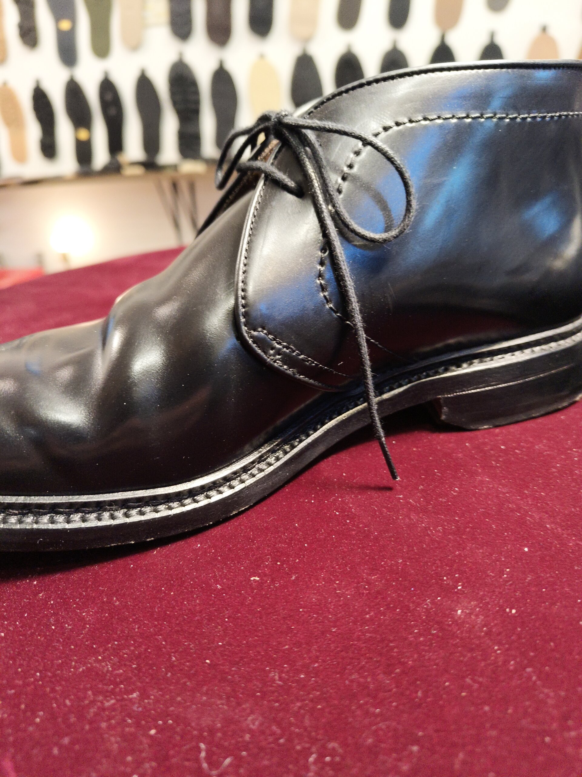Berwick1707 370 コードバン チャッカブーツ ベロ横修理後の側面仕上がり（横浜 靴修理）