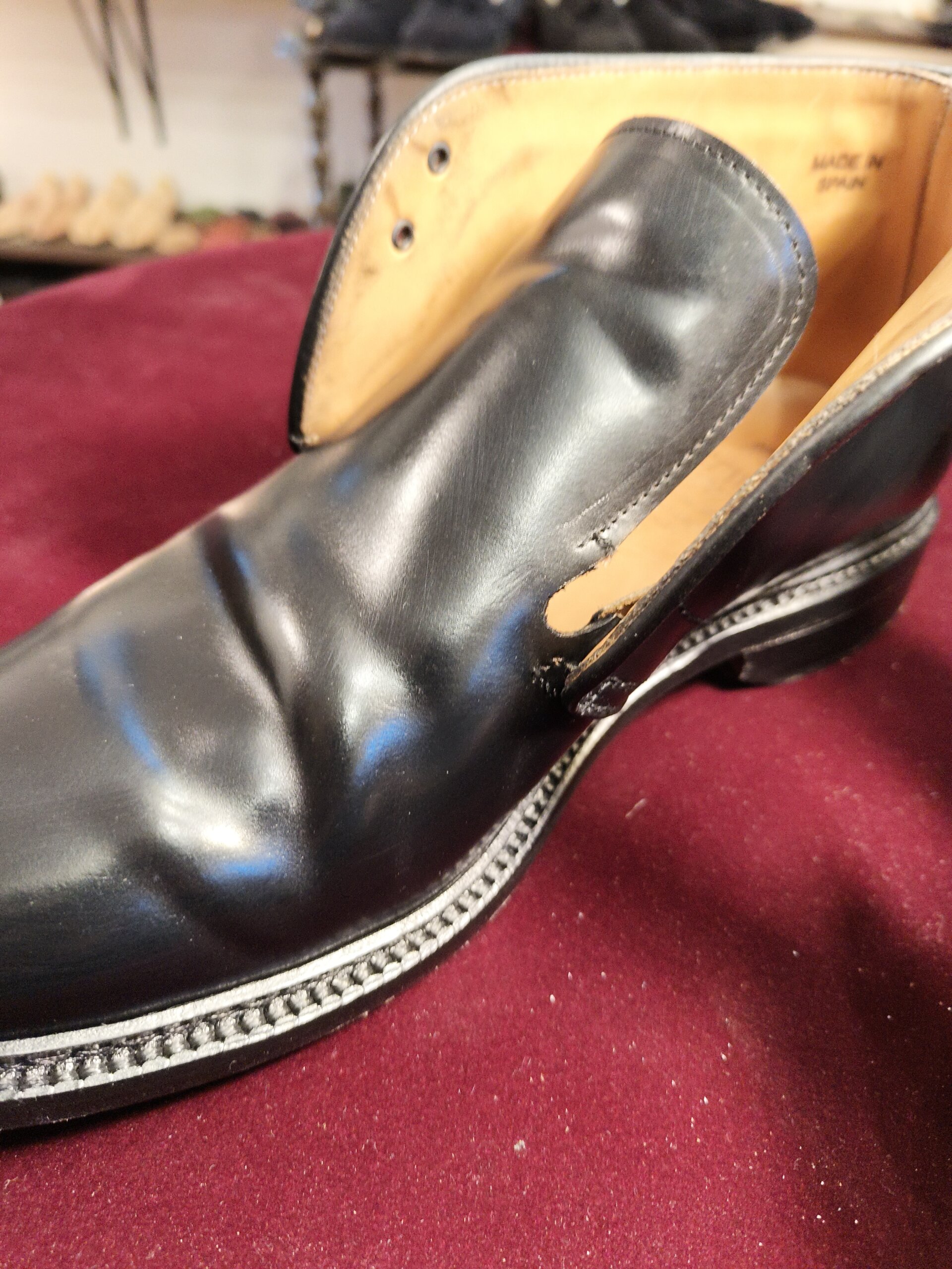 Berwick1707 370 コードバンのベロ横裂けを補修した修理後の詳細写真｜郵送靴修理対応