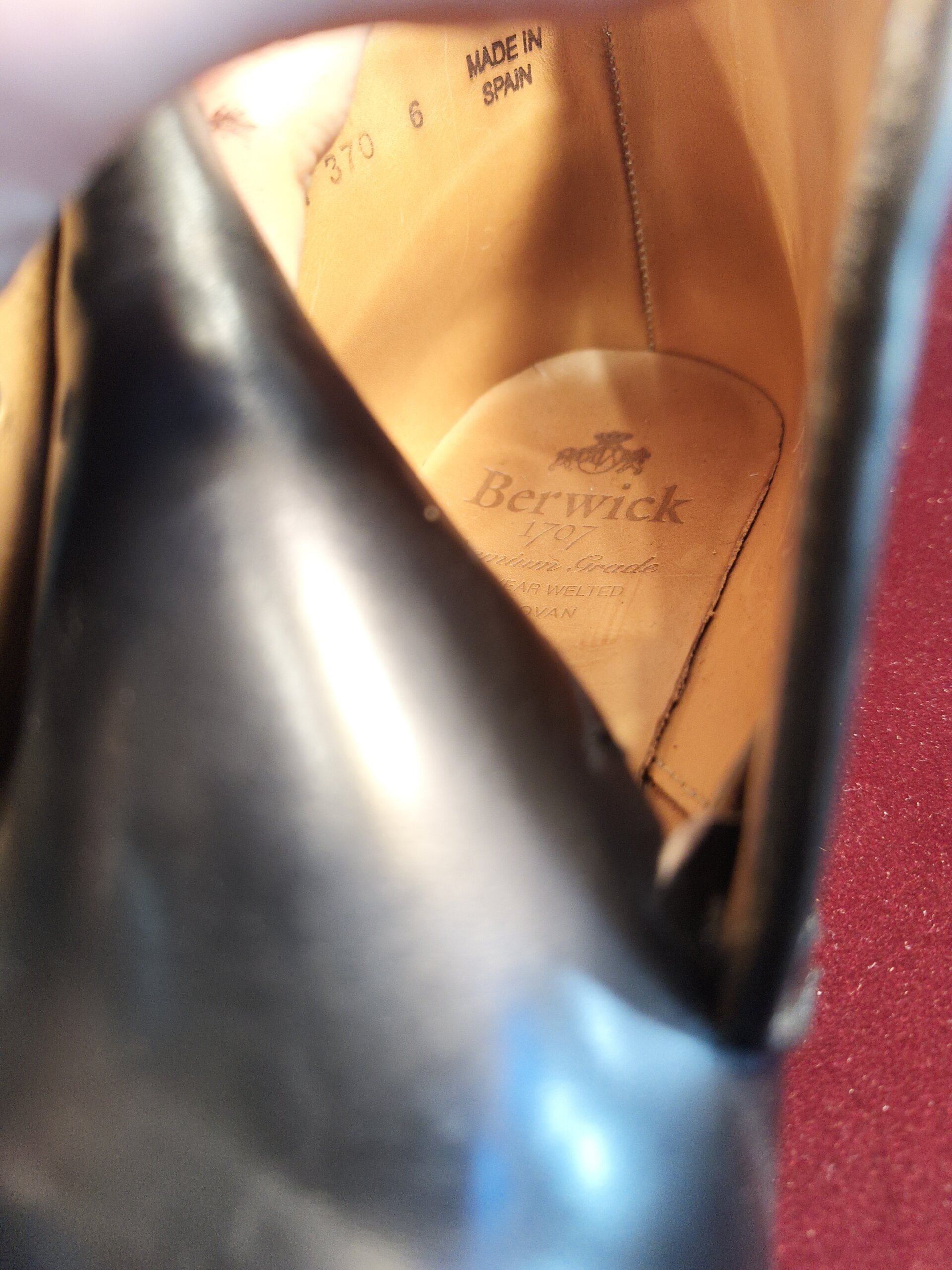 Berwick1707 370 コードバン チャッカブーツのベロ横裂け修理前の状態（横浜の靴修理専門店）