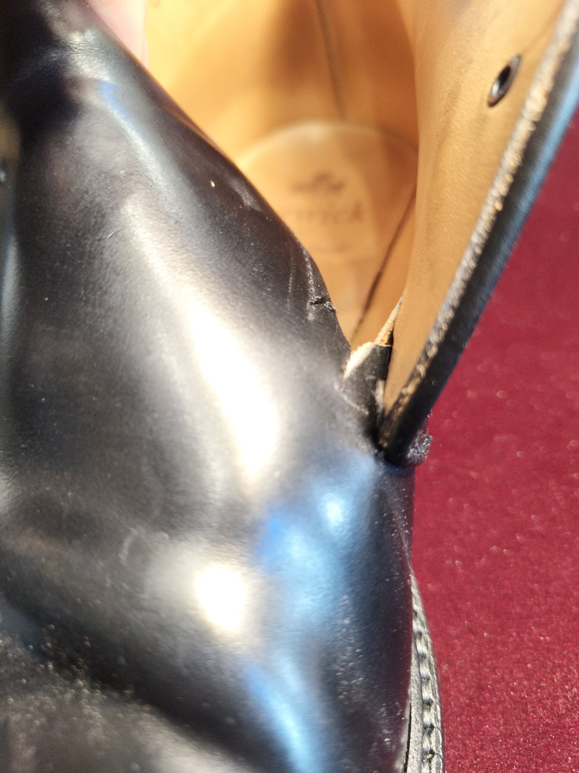 Berwick1707 370 コードバンのベロ横が裂けた修理前の状態｜郵送対応可能な靴修理