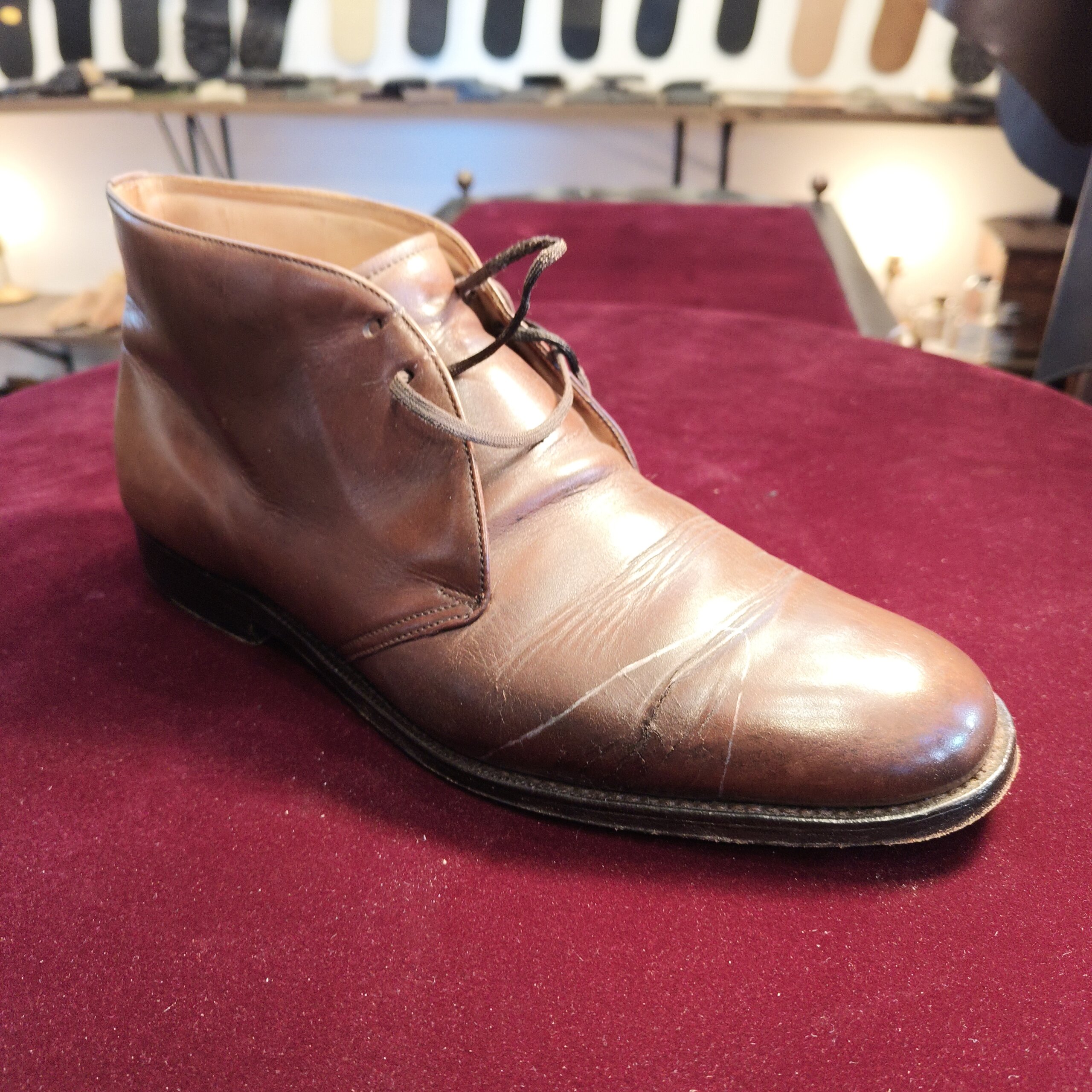 Church’s Custom Grade チャッカブーツ 革破れ補修のビフォー（アッパー破れ）横浜 靴修理／郵送 靴修理 全国対応