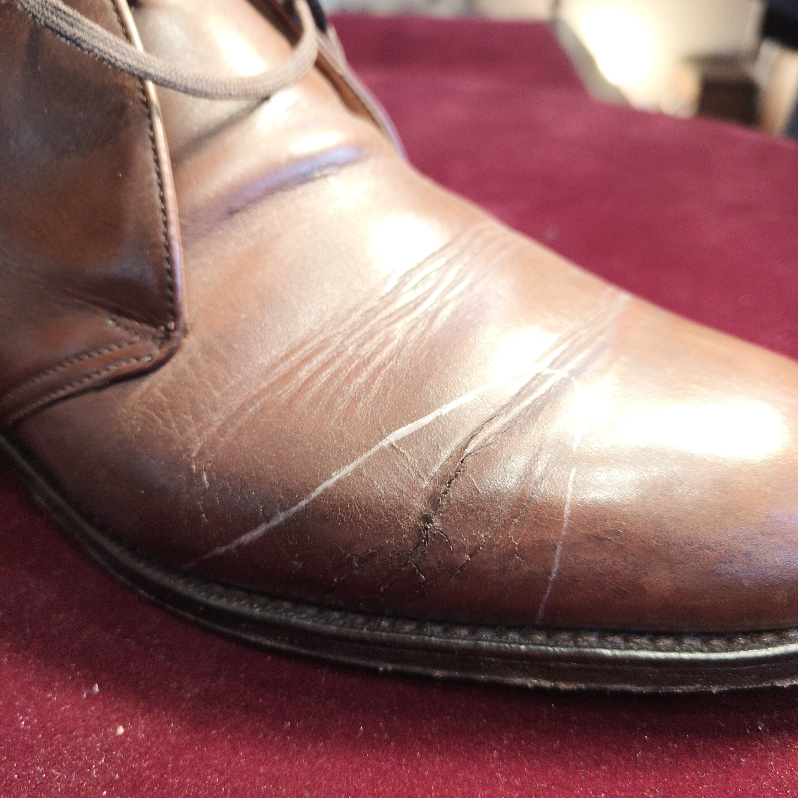 Church’s Custom Grade 革破れ補修のビフォー（甲の革裂け・ひび割れ）横浜 靴修理／郵送 靴修理 全国対応