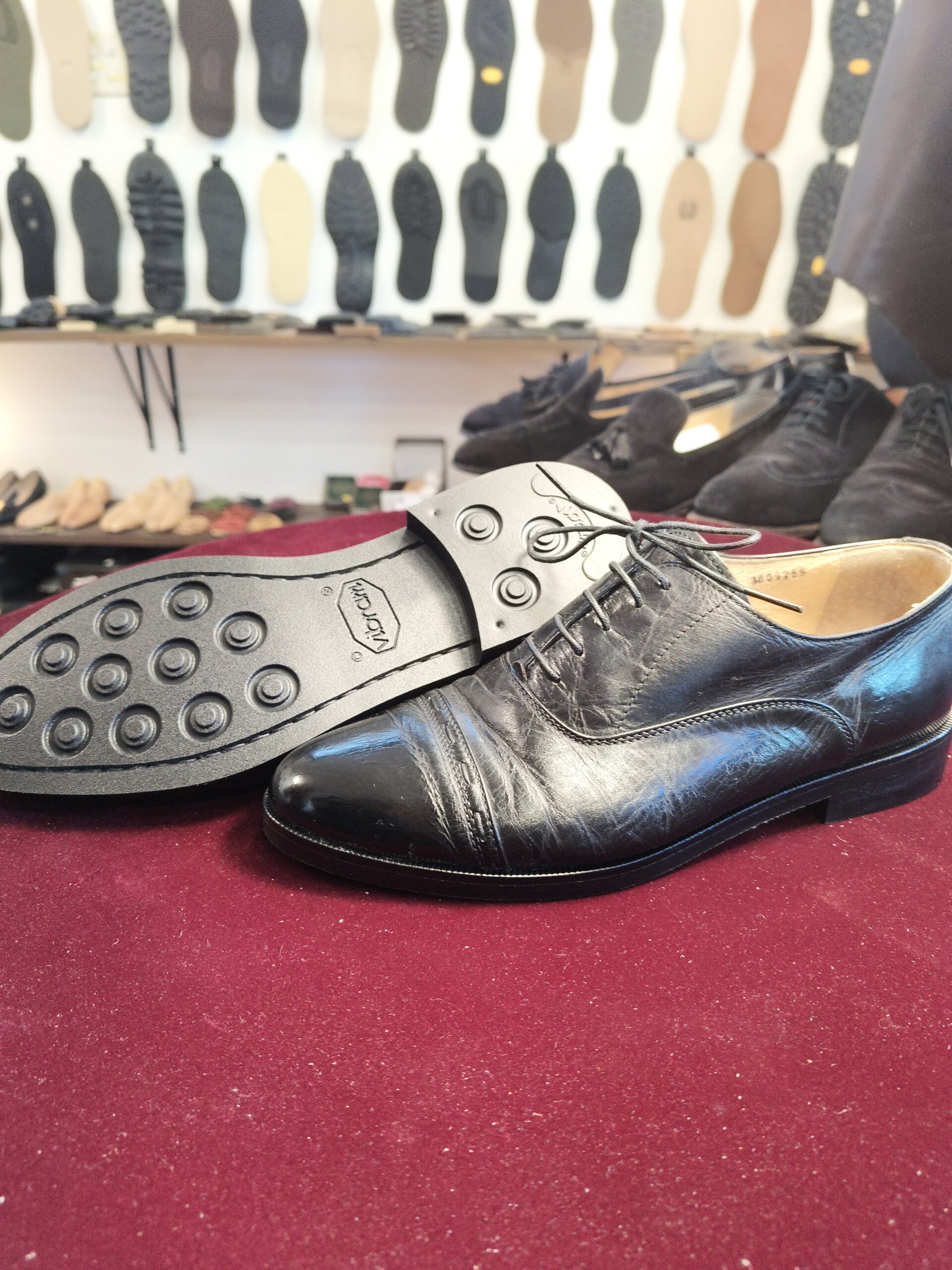 ジーエム・ラフィネ革靴 オールソール修理後のヒールと接地面ディテール