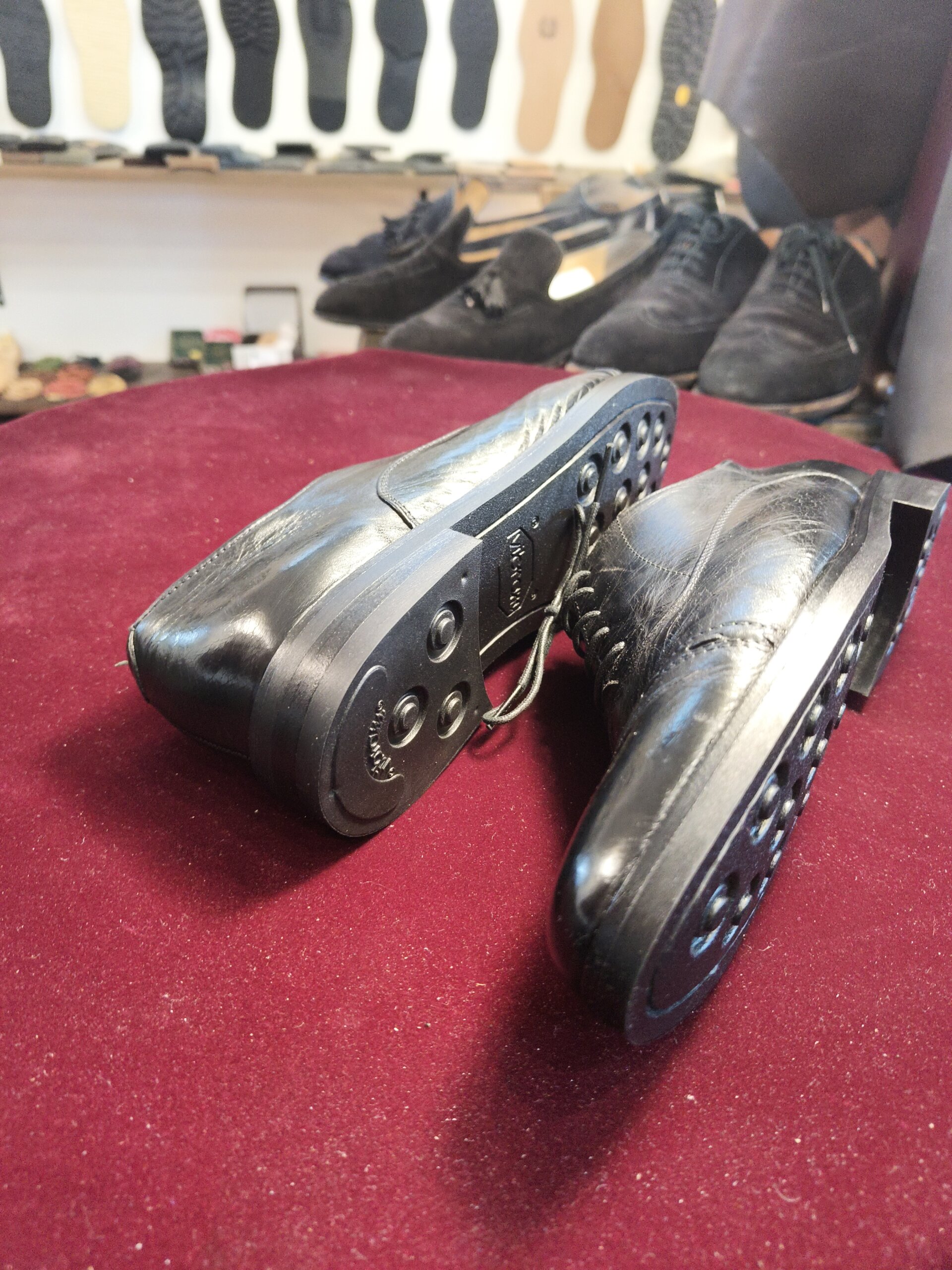 ジーエム・ラフィネの革靴オールソール修理後の完成全体像