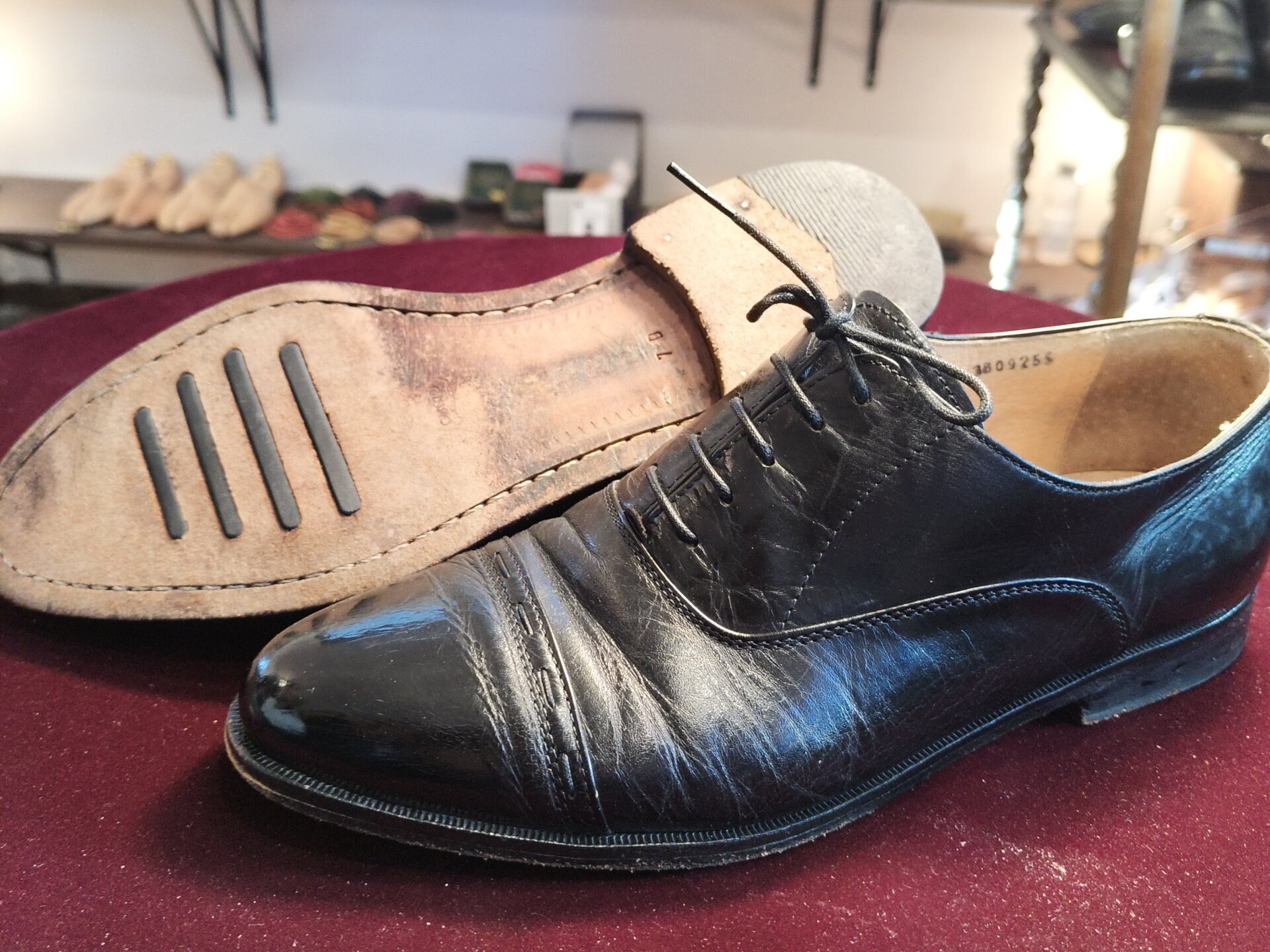 G.M. RAFFINATE 革靴 オールソール修理前の状態 すり減ったレザーソールと履きジワのあるアッパー