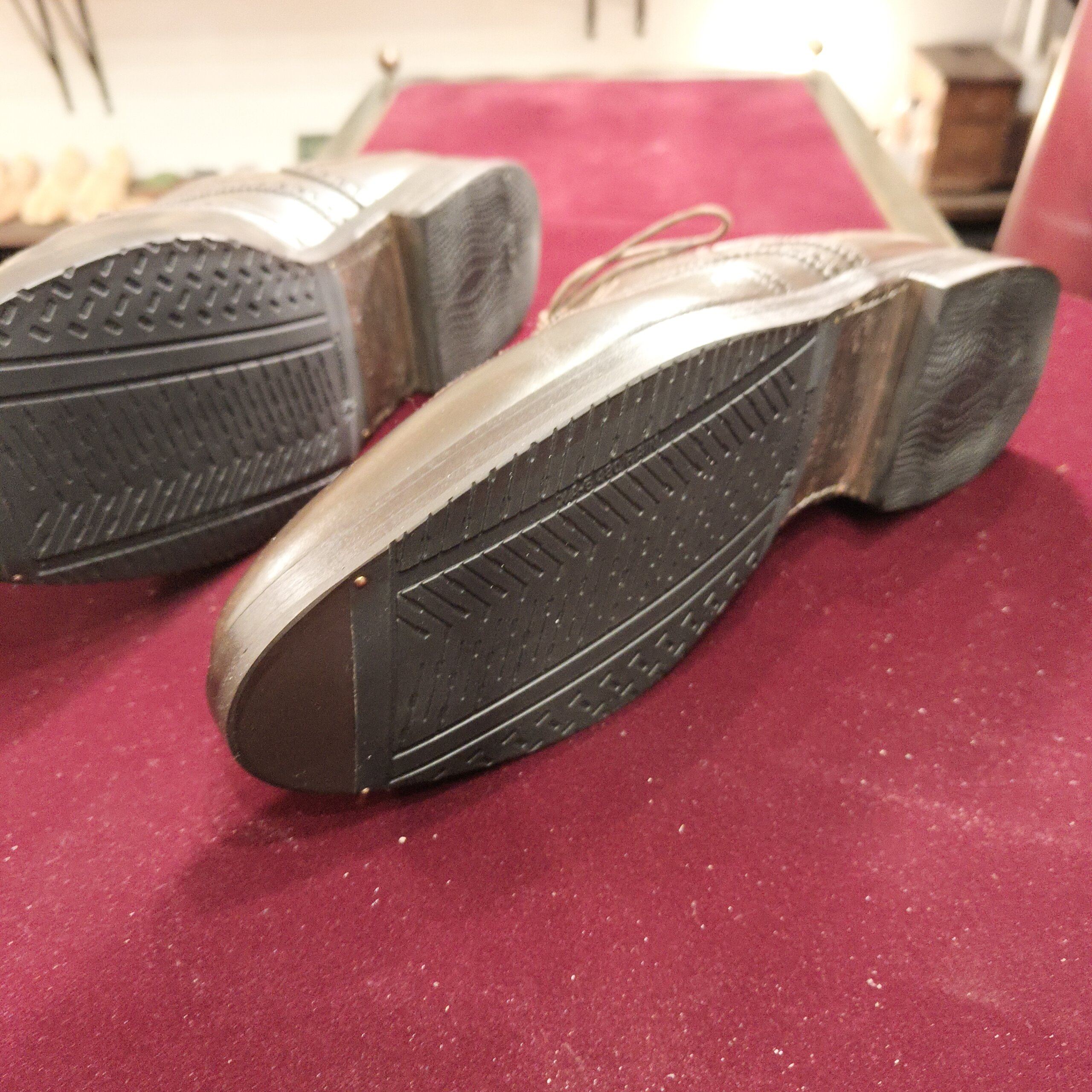 LENDVAY & SCHWARZの革靴、ハーフラバー施工後のヒールとアウトソールの仕上がり