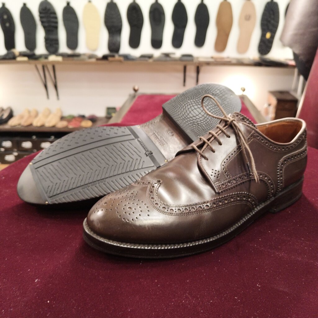 LENDVAY & SCHWARZの革靴にハーフラバーを施工し、つま先補修と靴磨きで仕上げたアフターのソール側