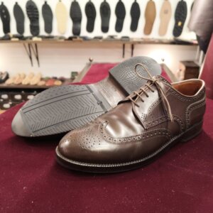 LENDVAY & SCHWARZの革靴にハーフラバーを施工し、つま先補修と靴磨きで仕上げたアフターのソール側