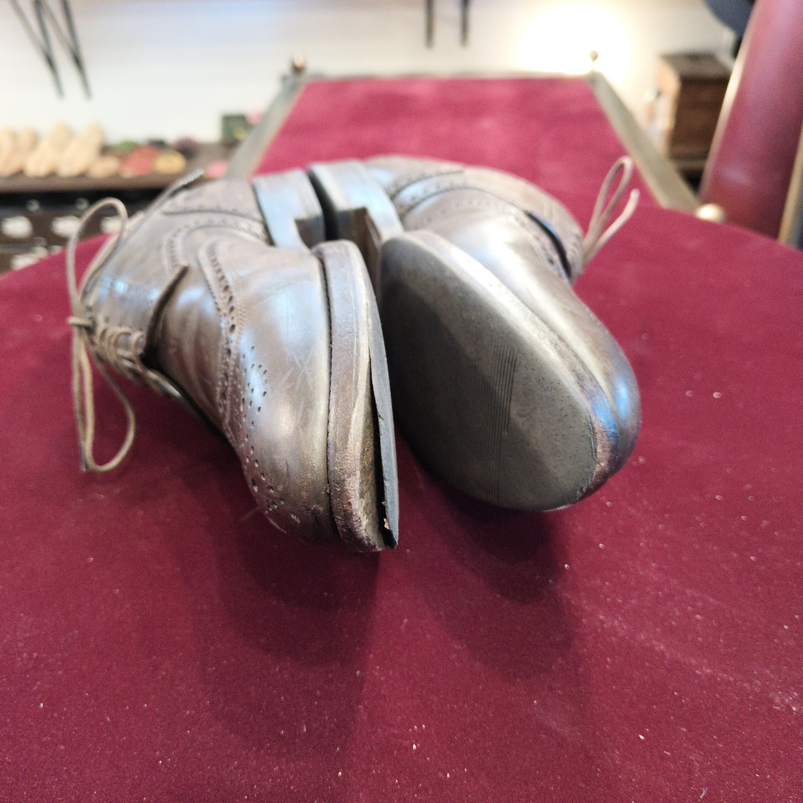 LENDVAY & SCHWARZの革靴にハーフラバー施工前、つま先摩耗とソール状態が分かるビフォー写真