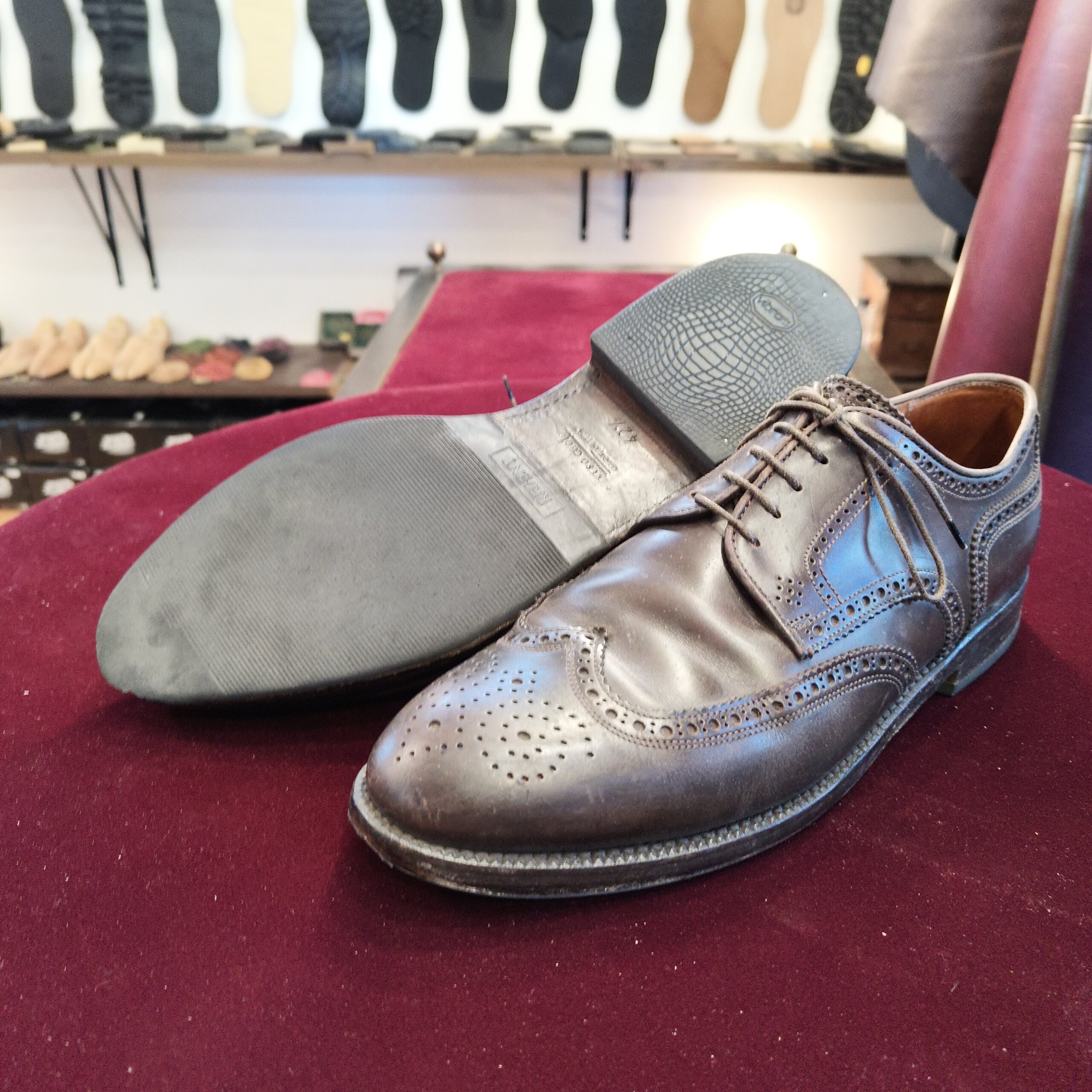 LENDVAY & SCHWARZの革靴のかかととアウトソール摩耗、ハーフラバー施工前の状態