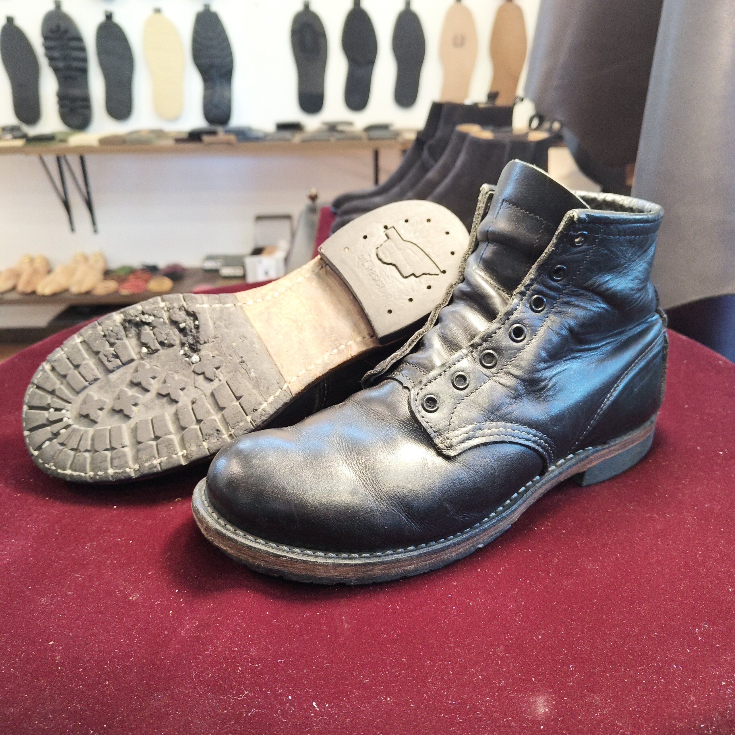 【横浜 靴修理／郵送 靴修理】RED WING 9104 オールソール前の状態（全体）