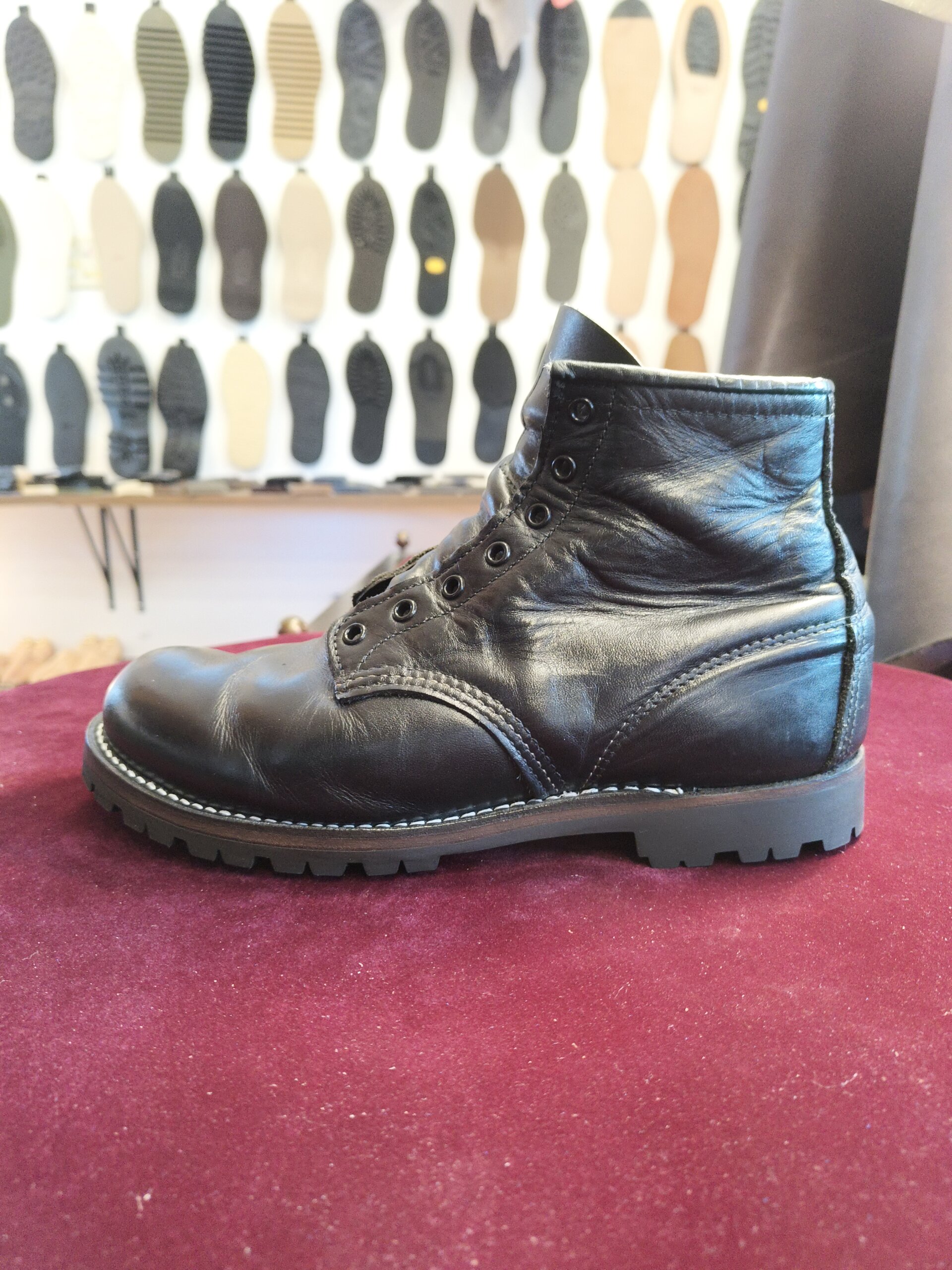 レッドウィング 9104 ブーツ オールソール後 仕上がり（Vibramラグ）横浜 靴修理 郵送 靴修理 全国対応