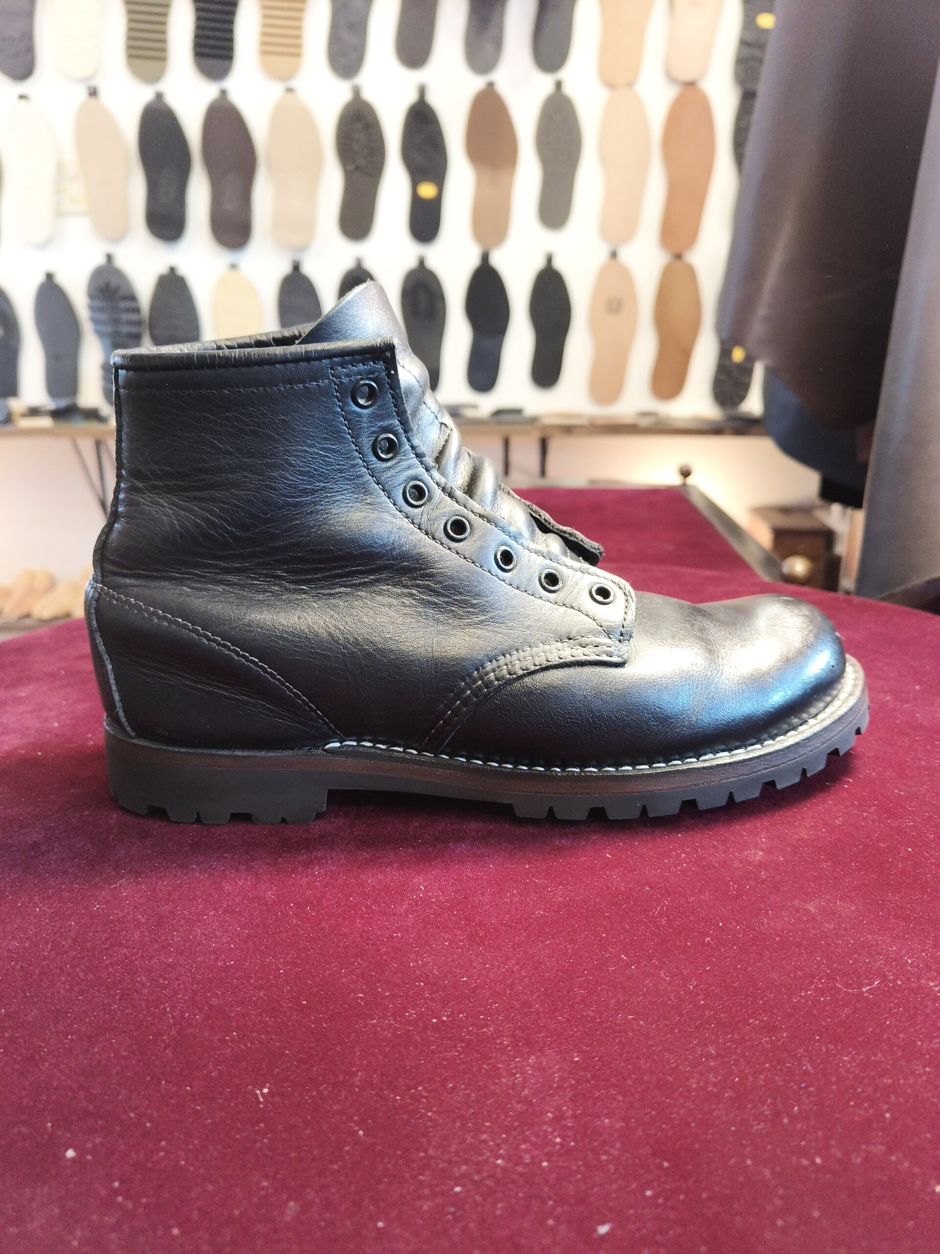 レッドウィング 9104 ブーツ サイドビュー 修理後 オールソール交換（Vibramラグソール）横浜 靴修理 郵送 靴修理 全国対応