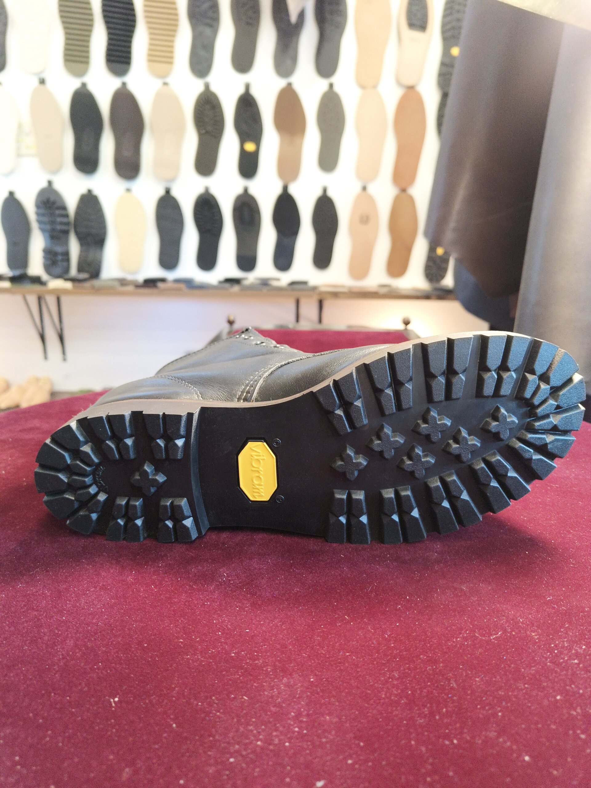 レッドウィング 9104 ブーツ アウトソール裏 Vibramラグソール オールソール交換後 横浜 靴修理 郵送 靴修理 全国対応