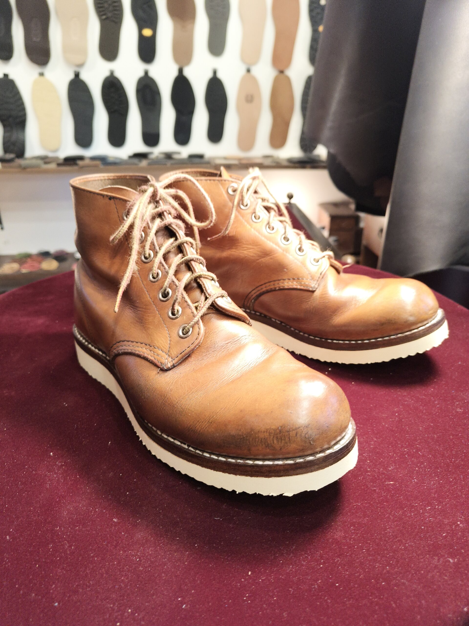 レッドウィング 9107のオールソール後、左右ペア全体像。クラシックな雰囲気を崩さず再生（横浜 靴修理・郵送 靴修理）