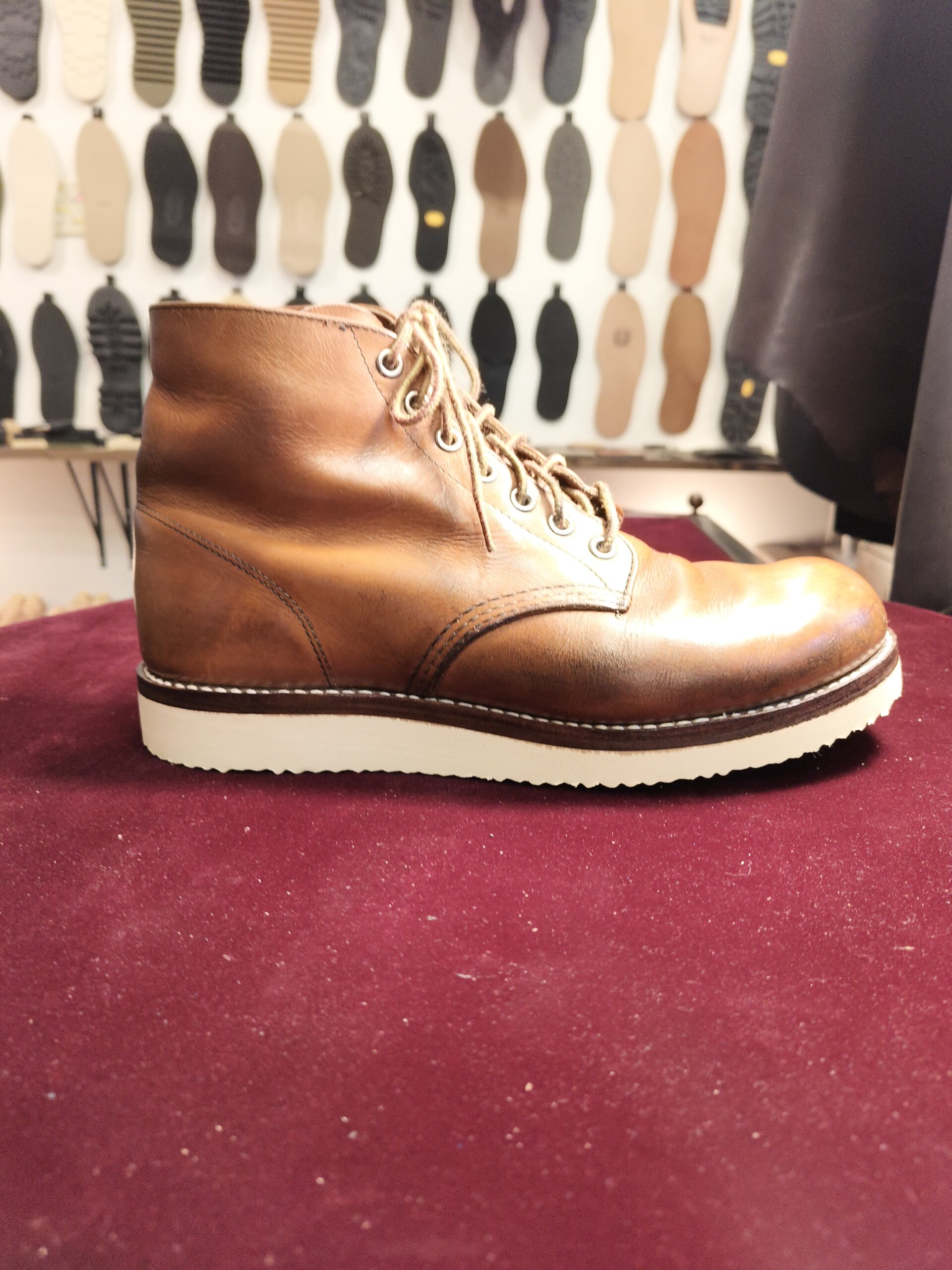 レッドウィング 9107 オールソール後のサイドビュー。コバ周りまで整えた修理（靴修理専門店／全国郵送対応）